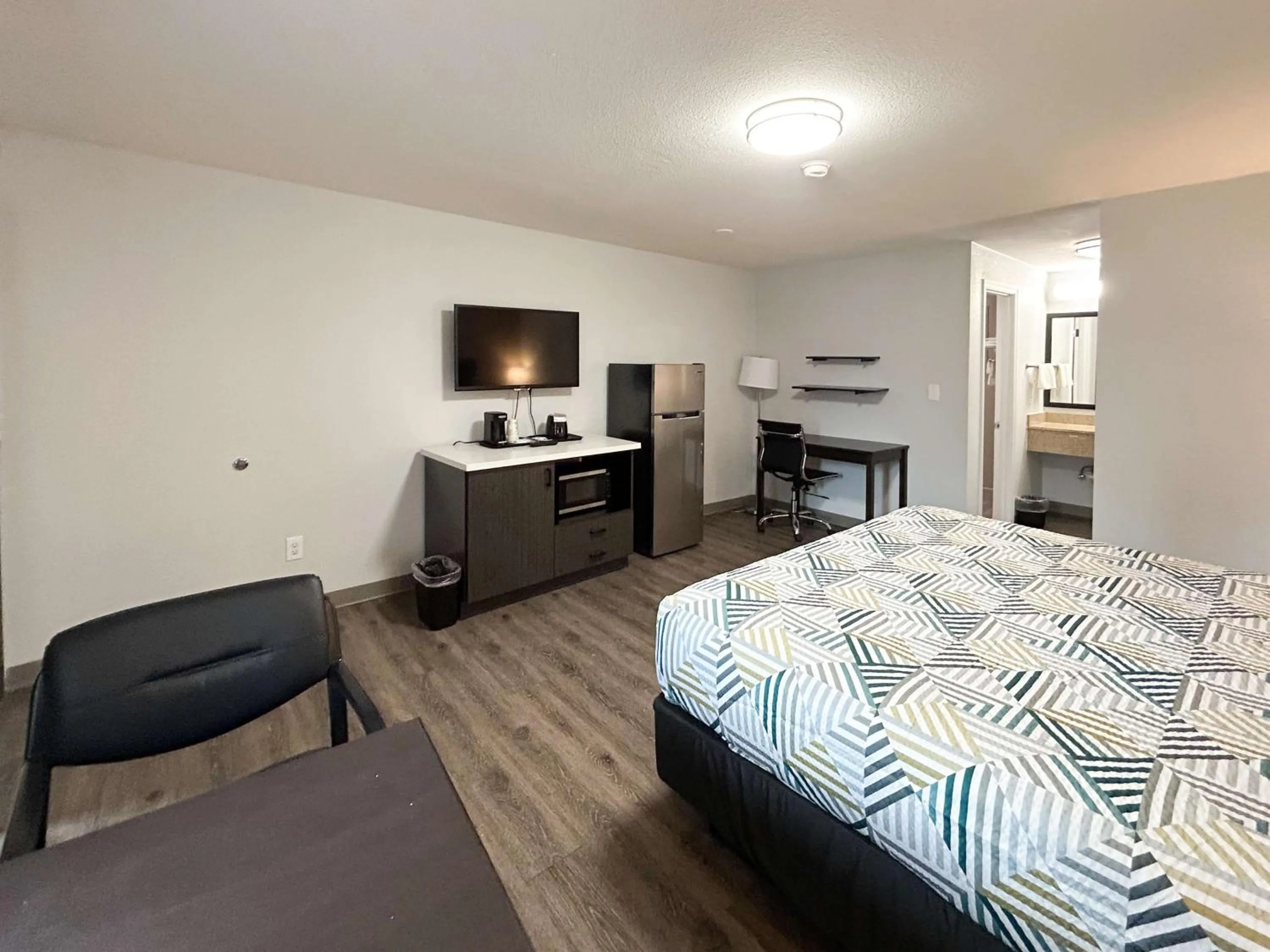 Bedroom, Bed in Econo Lodge Vancouver