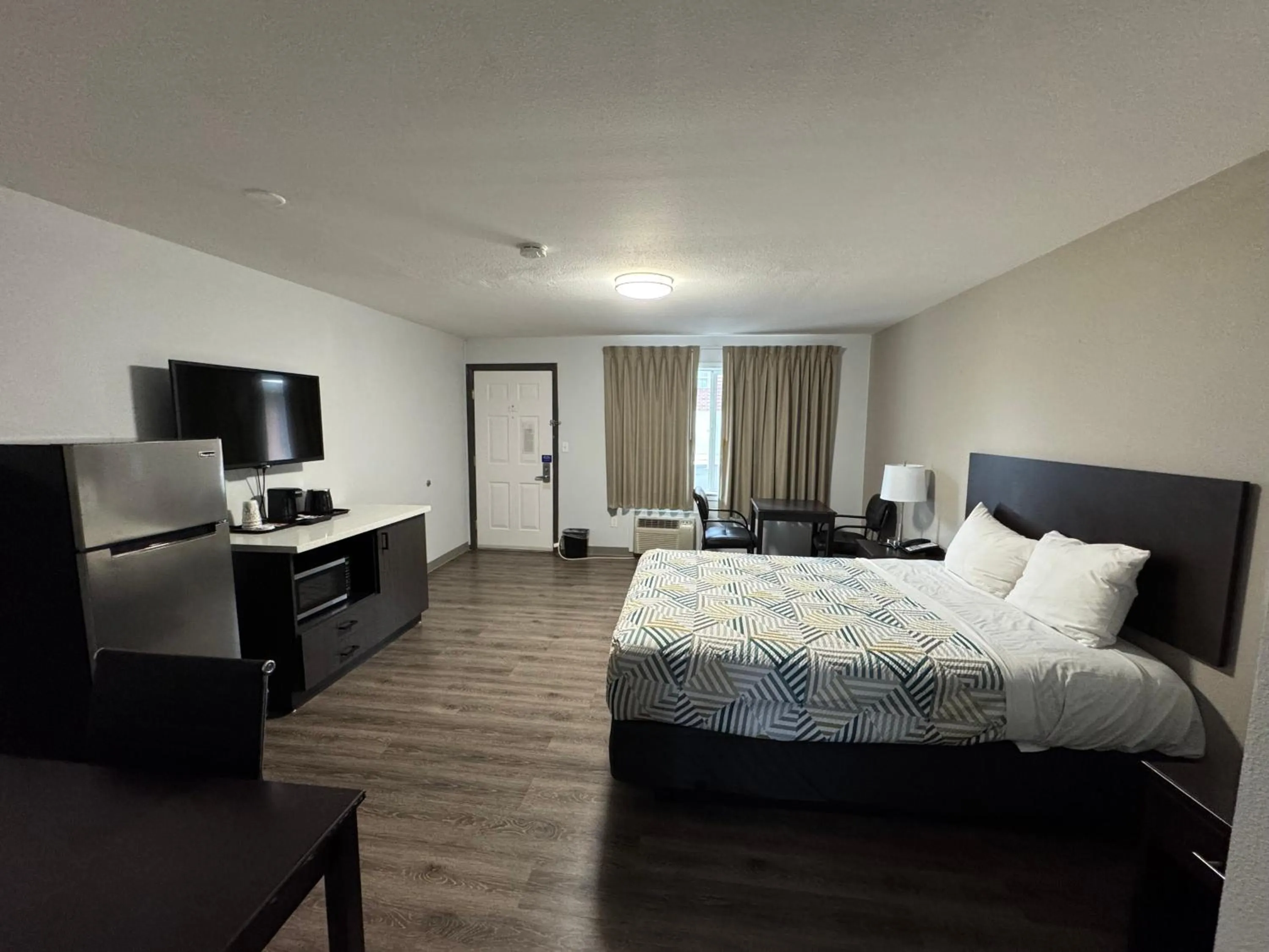 Bedroom, Bed in Econo Lodge Vancouver