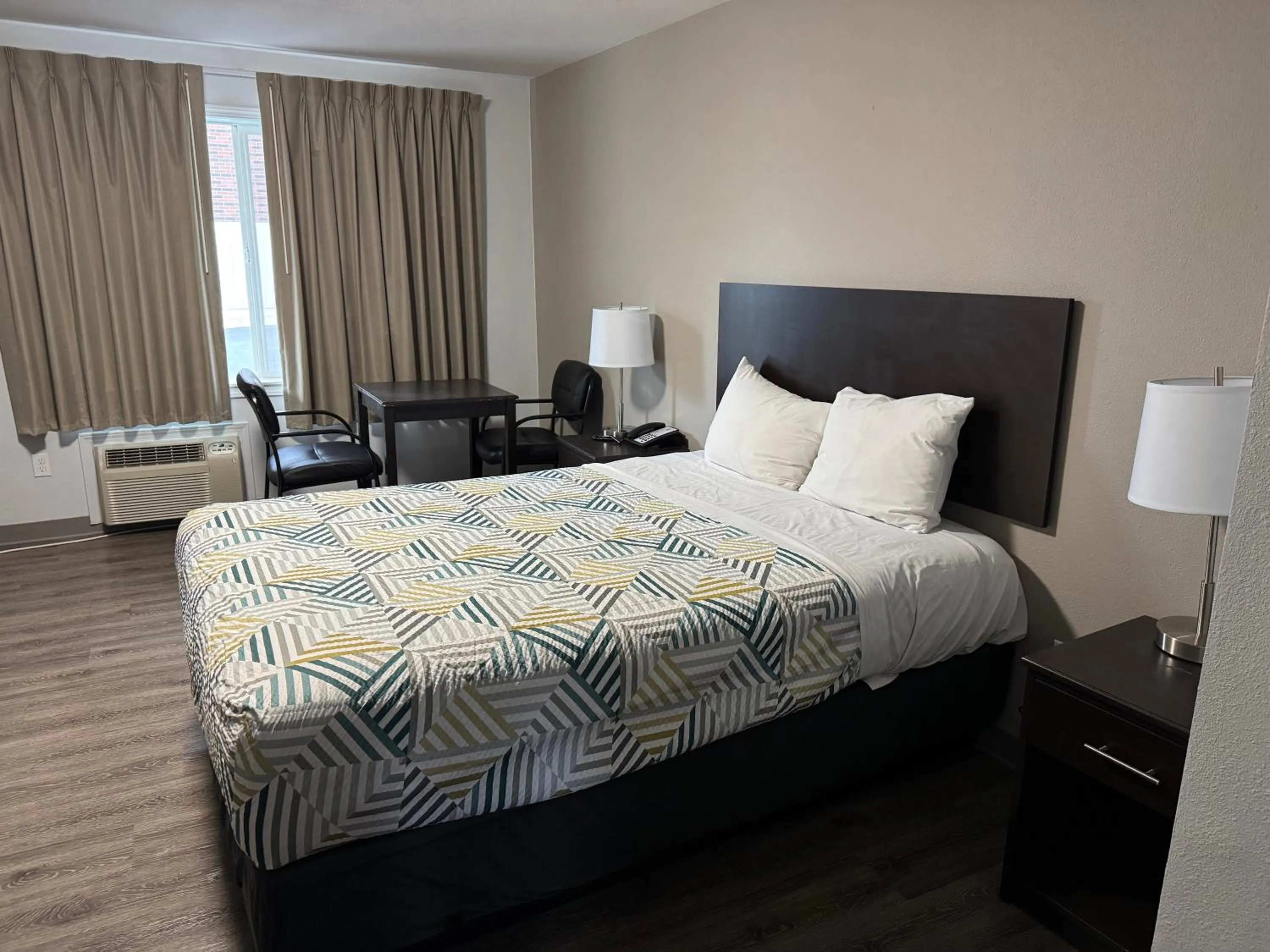 Bedroom, Bed in Econo Lodge Vancouver