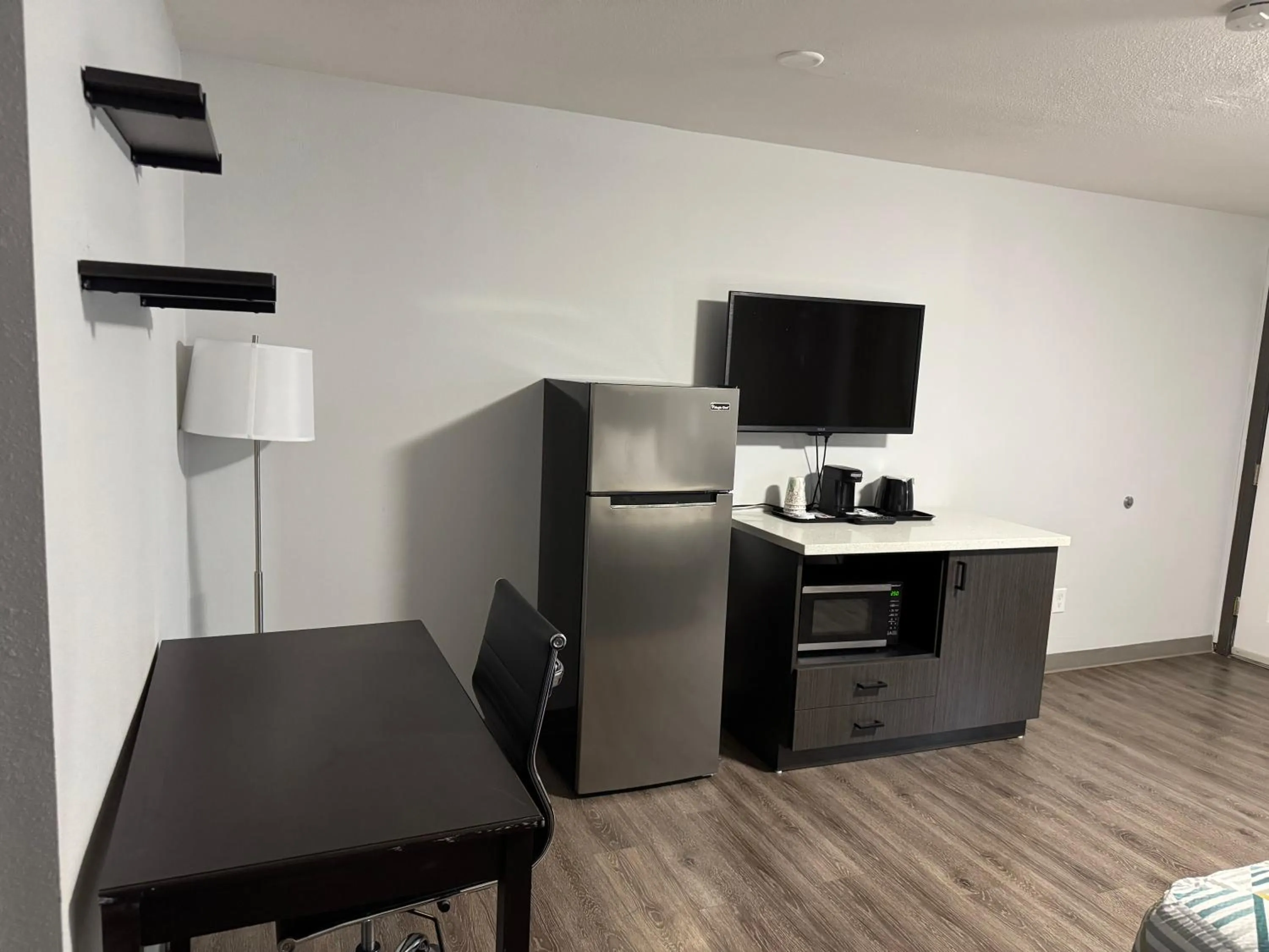 Dining area in Econo Lodge Vancouver