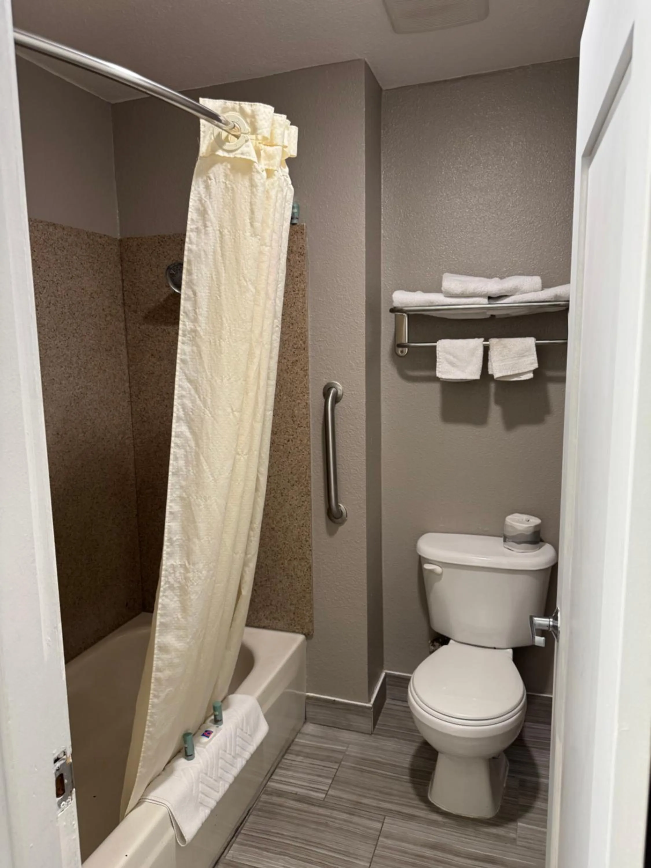 Bathroom in Econo Lodge Vancouver