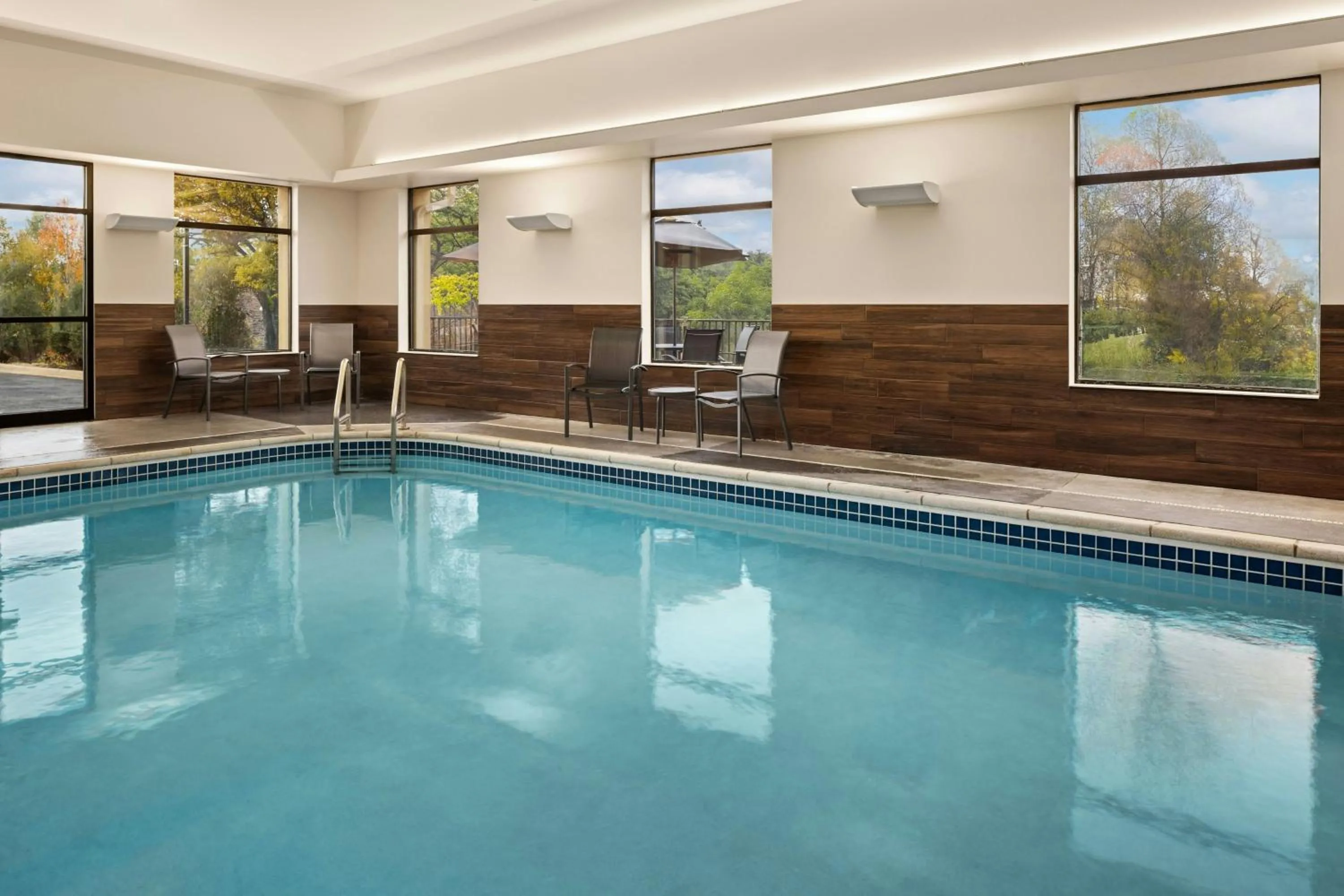 Swimming pool in Fairfield by Marriott Inn & Suites Cedar Rapids North