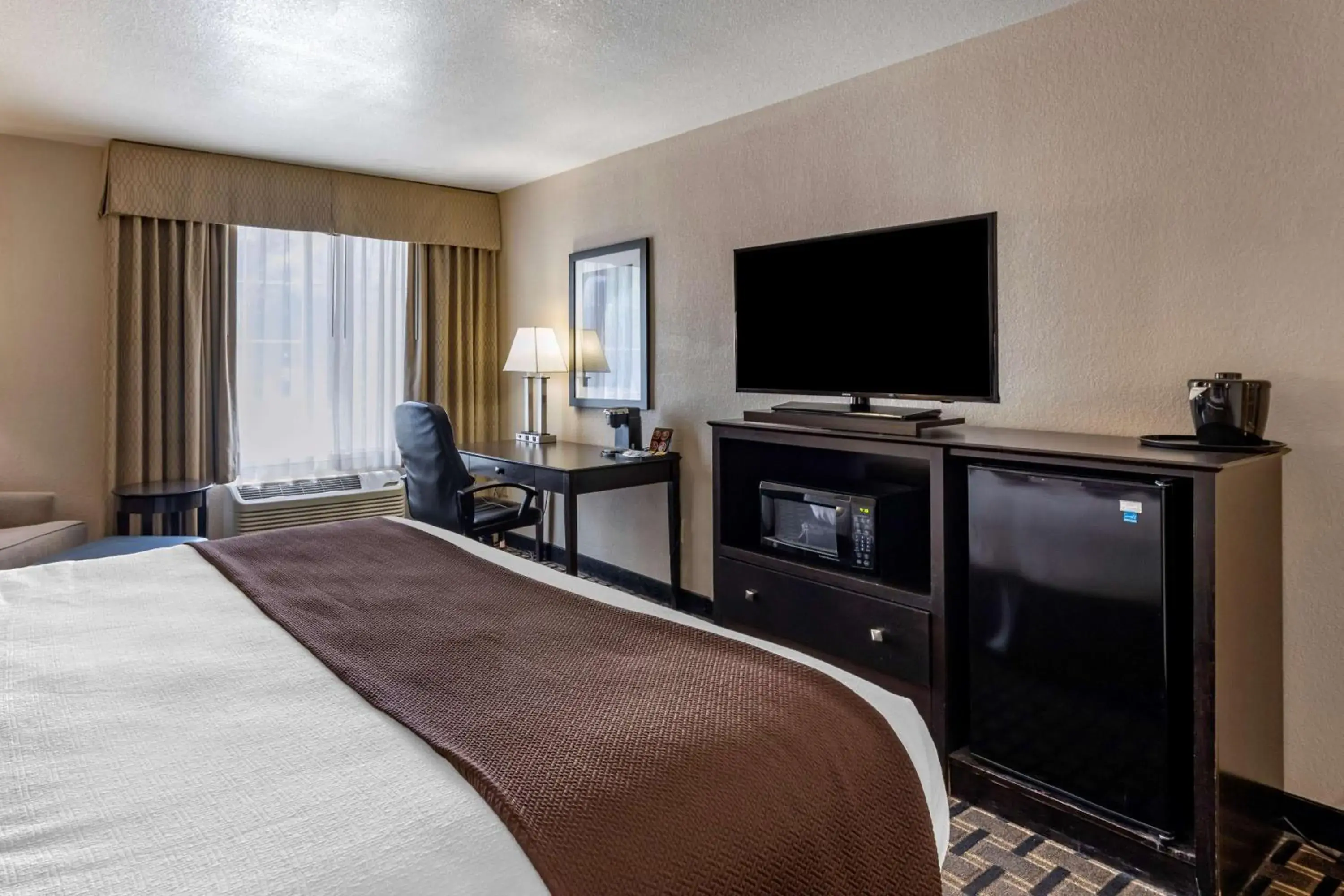 King Room with Roll-in Shower - Disability Access/Non-Smoking in Best Western Plus Las Vegas West King Room with Roll-in Shower - Disability Access/Non-Smoking in Best Western Plus Las Vegas West