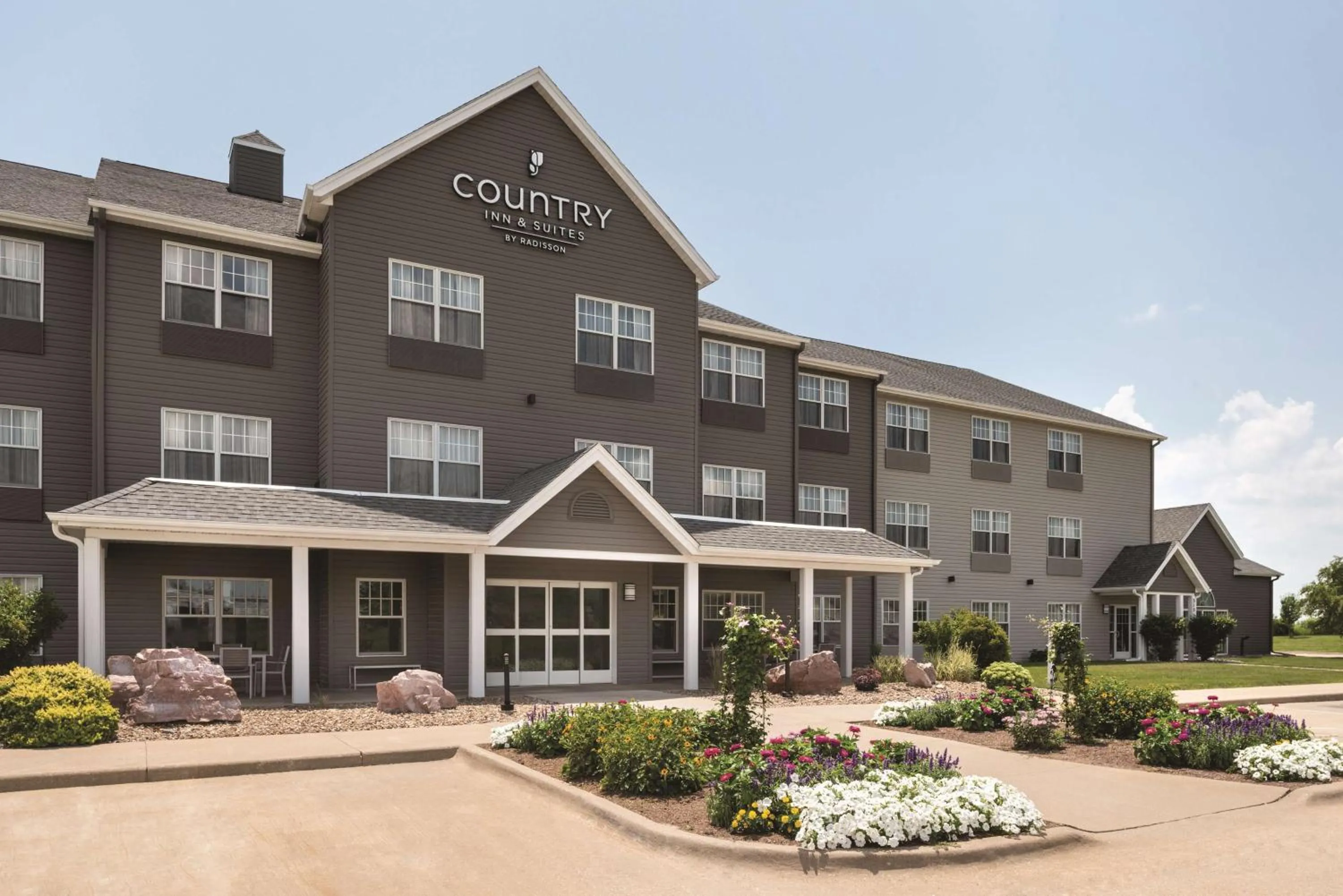 Property building in Country Inn & Suites by Radisson, Pella, IA