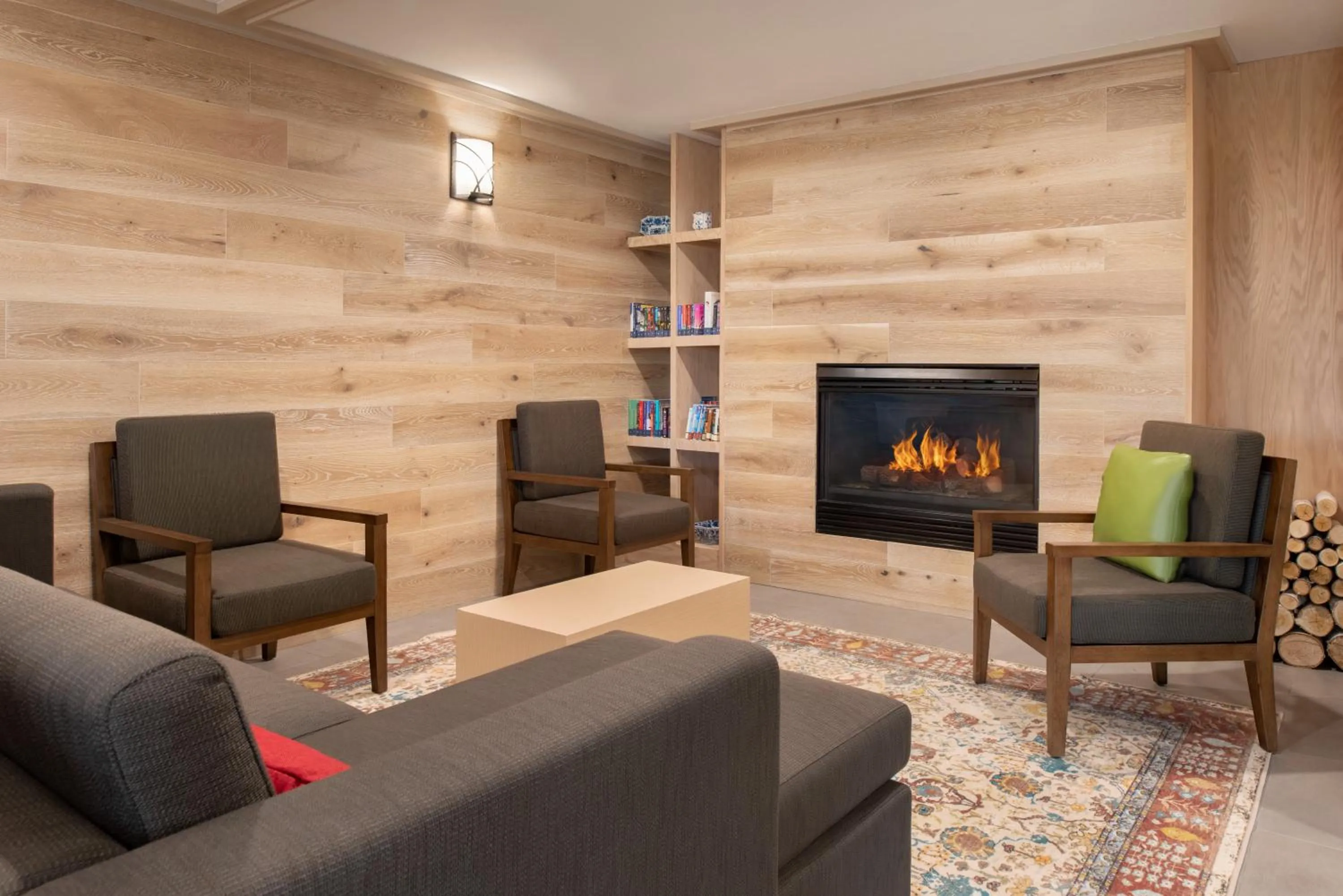 Lobby or reception in Country Inn & Suites by Radisson, Pella, IA