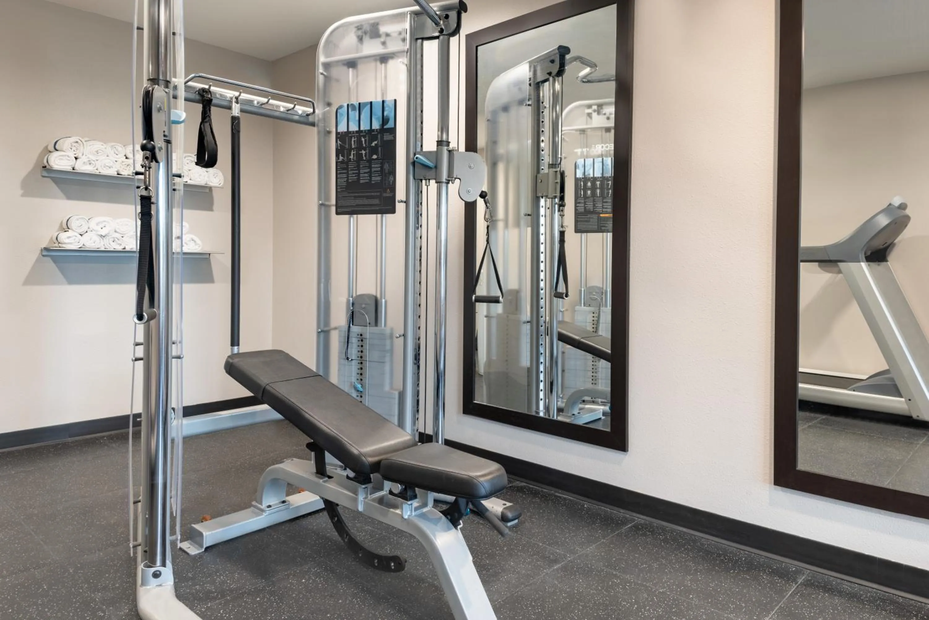 Fitness centre/facilities in Country Inn & Suites by Radisson, Pella, IA