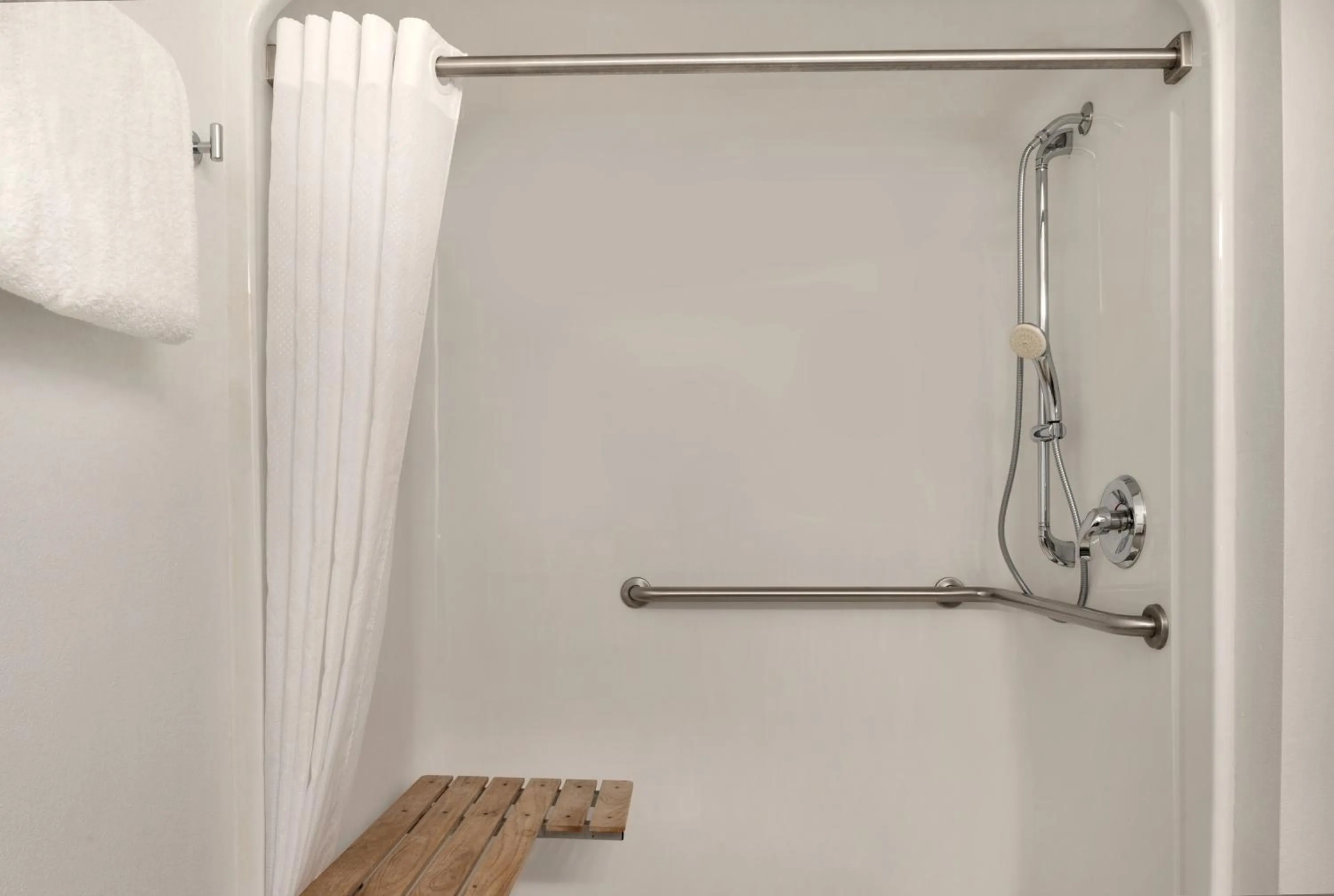 Bath in Country Inn & Suites by Radisson, Pella, IA