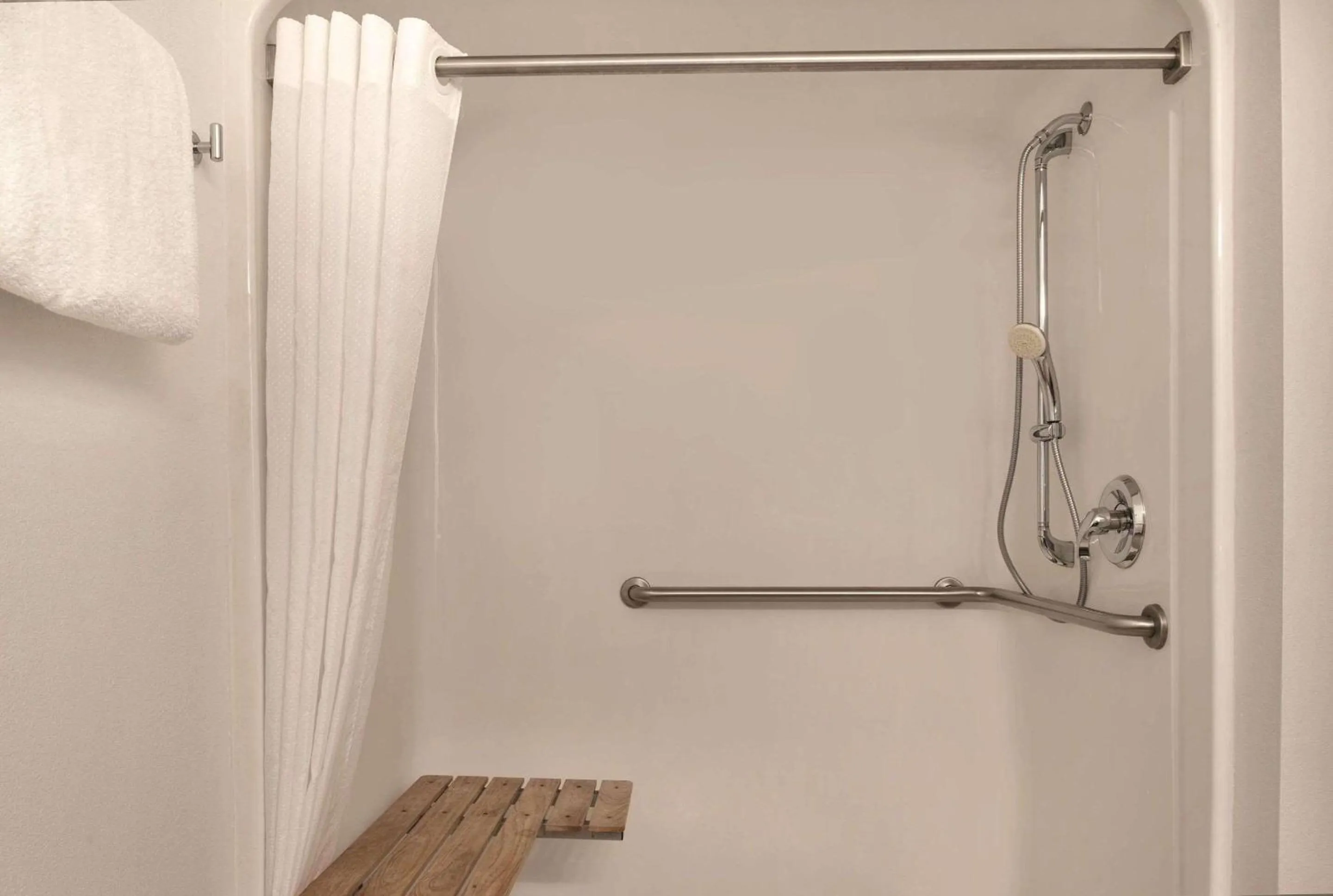 Bedroom in Country Inn & Suites by Radisson, Pella, IA