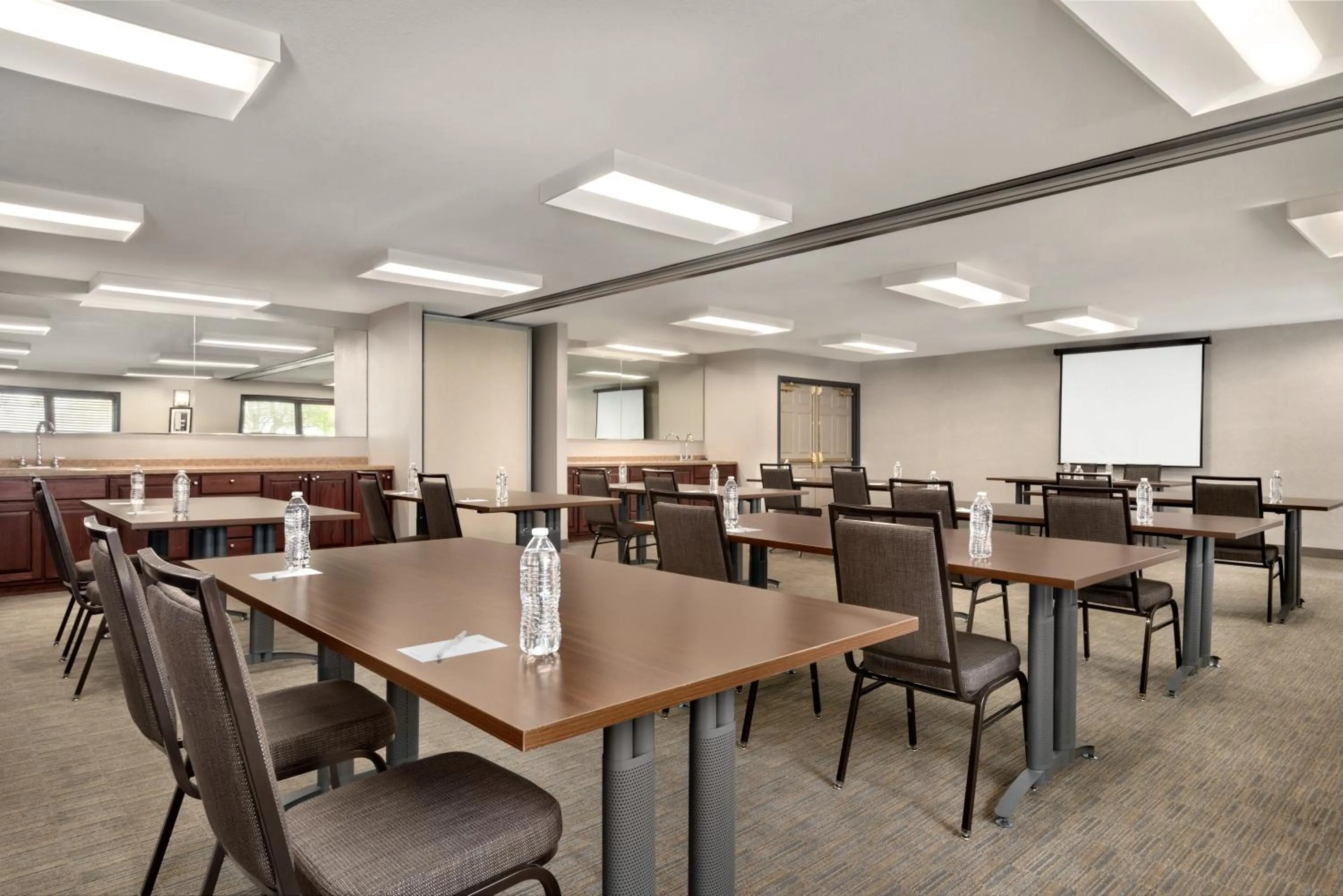 Meeting/conference room in Country Inn & Suites by Radisson, Pella, IA