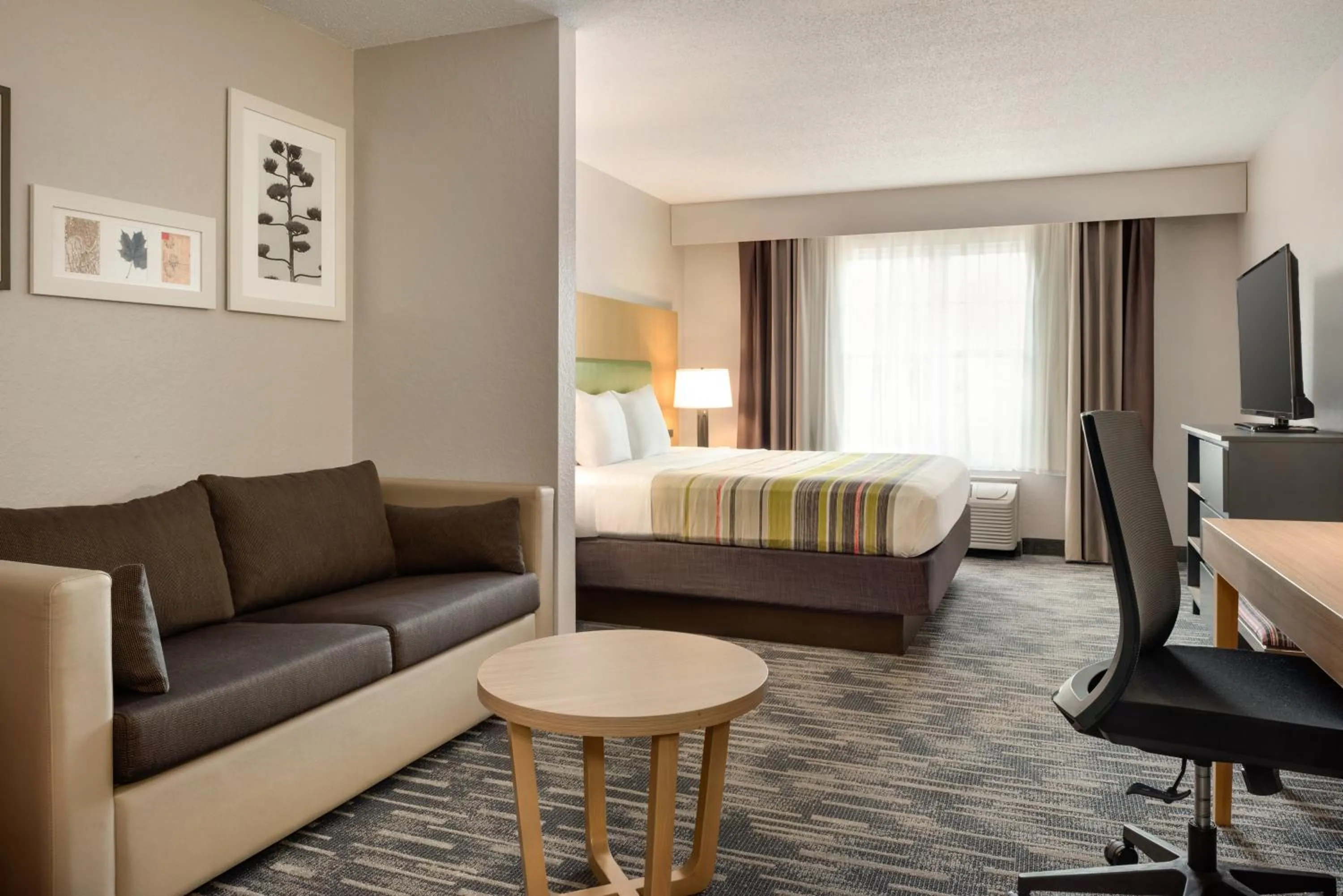 Seating area, Bed in Country Inn & Suites by Radisson, Pella, IA