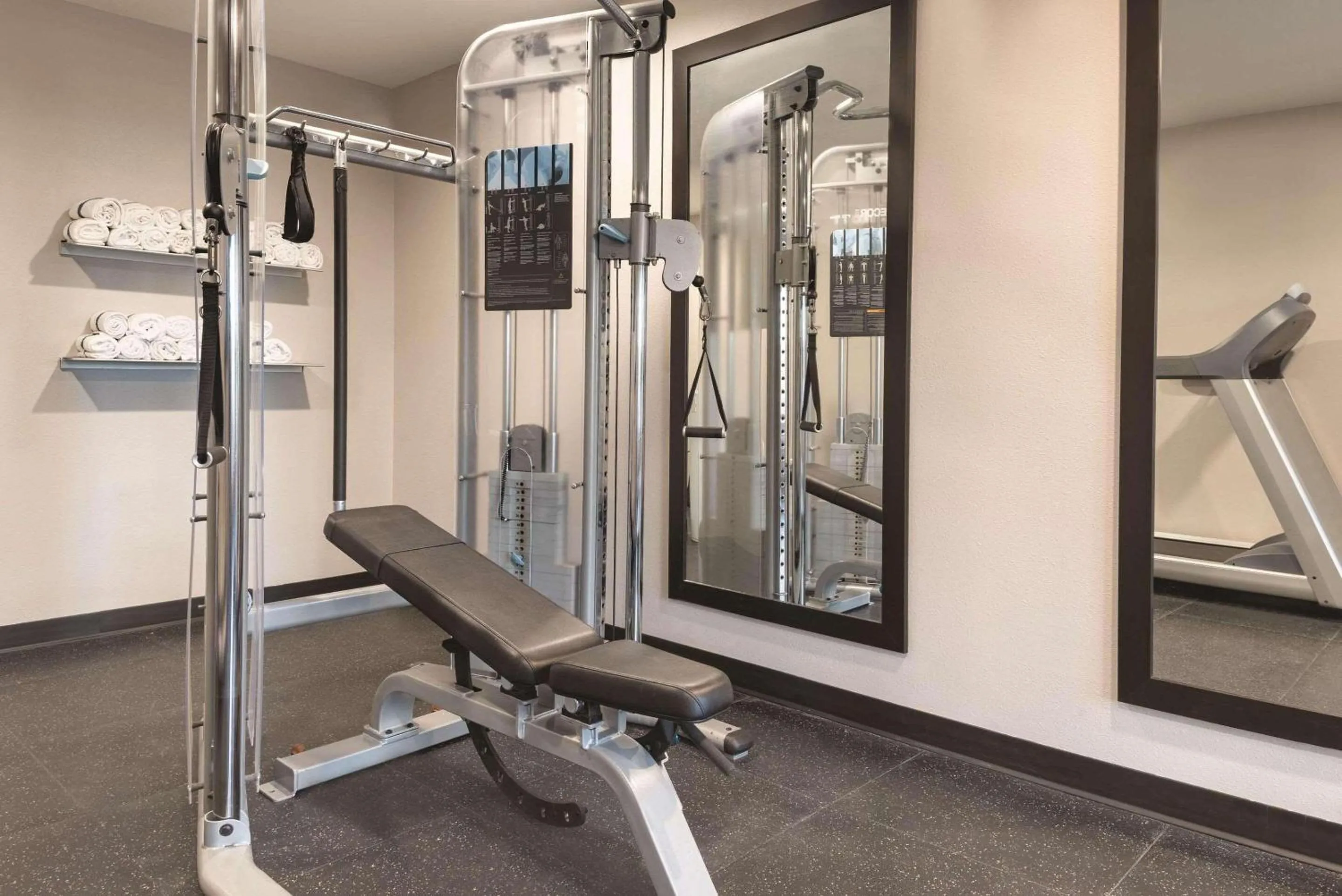 Fitness centre/facilities in Country Inn & Suites by Radisson, Pella, IA