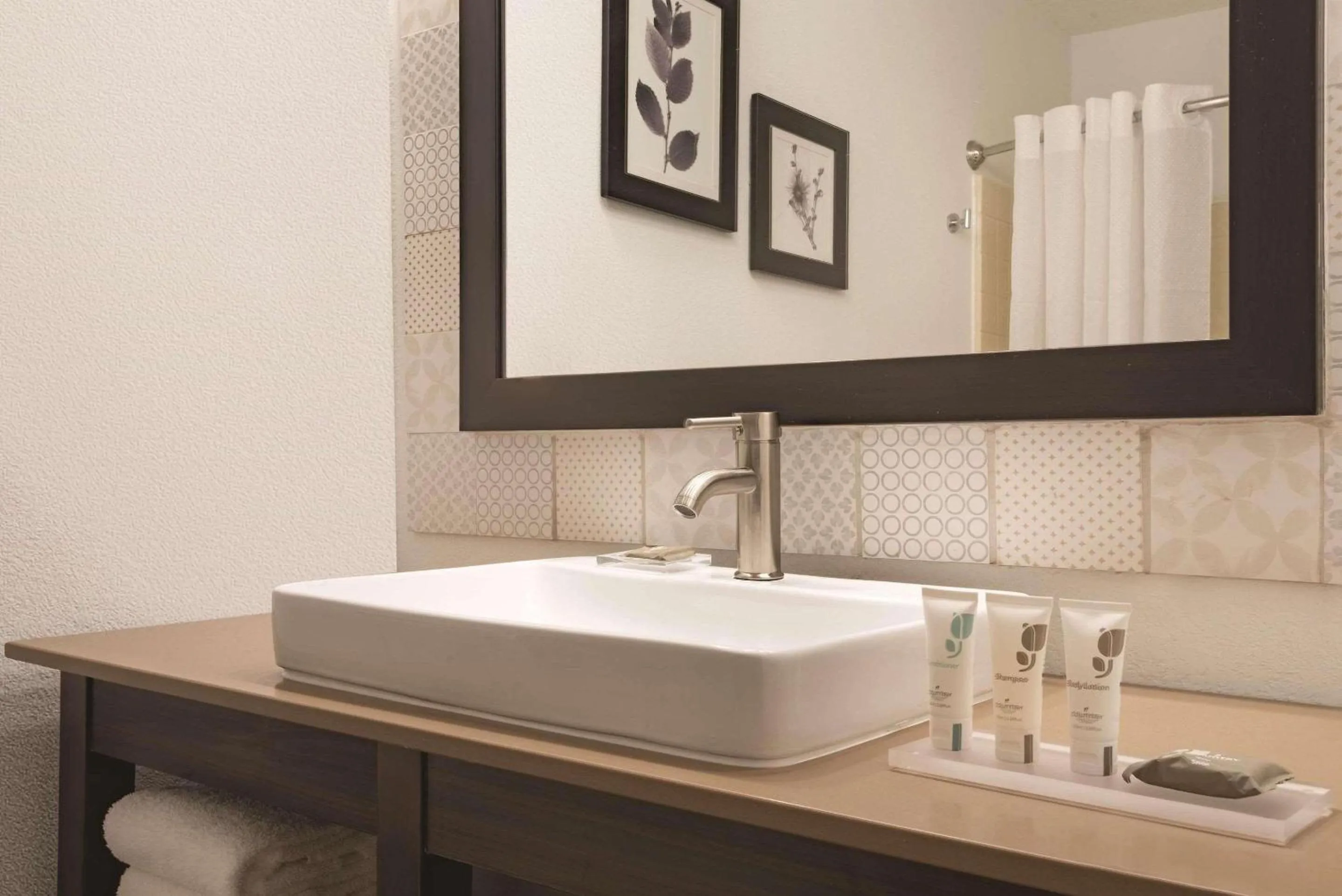 Bedroom in Country Inn & Suites by Radisson, Pella, IA