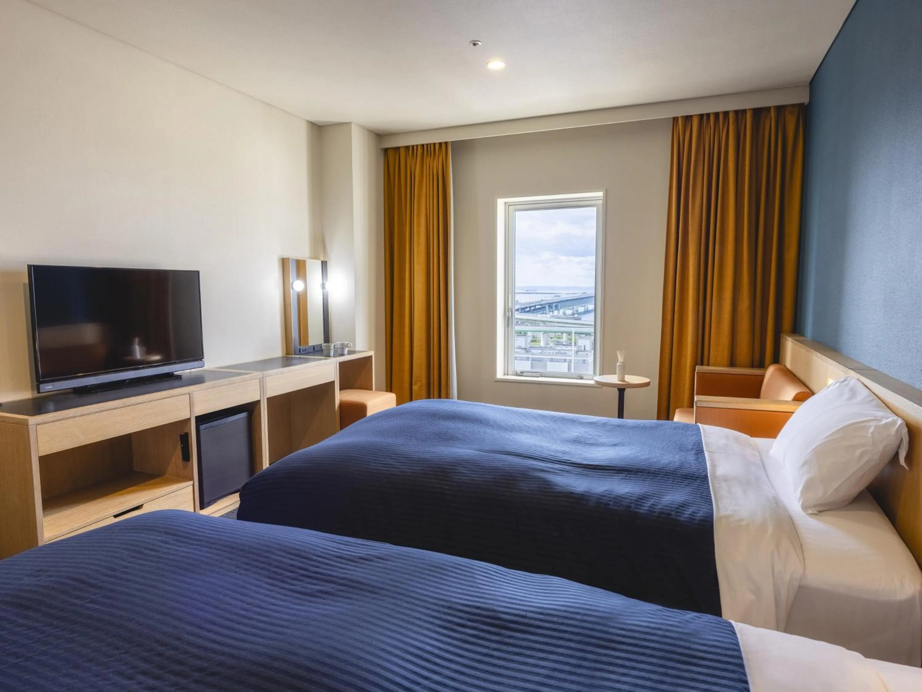 Photo of the whole room, Bed in Kansai Airport Washington Hotel