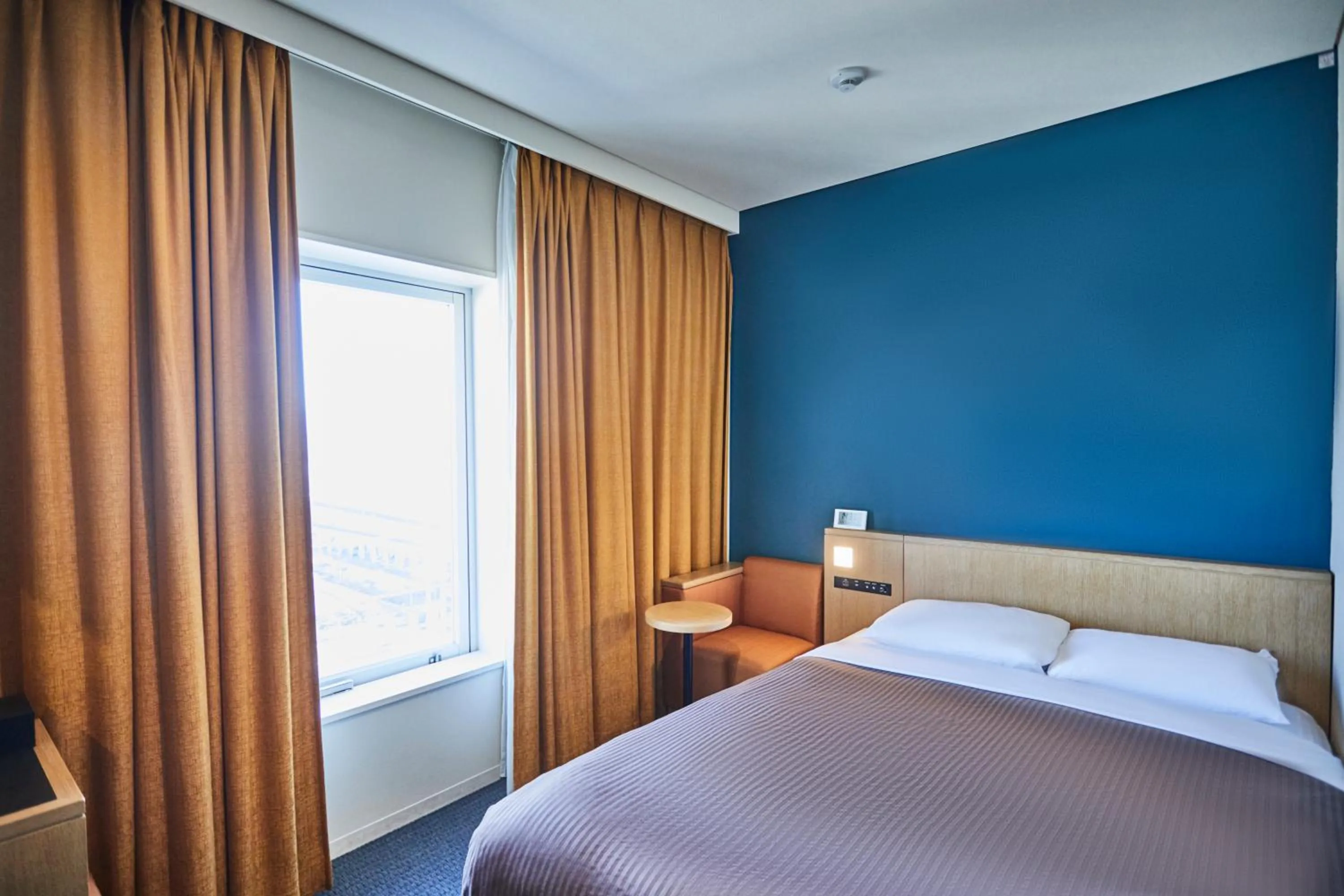 Bed in Kansai Airport Washington Hotel