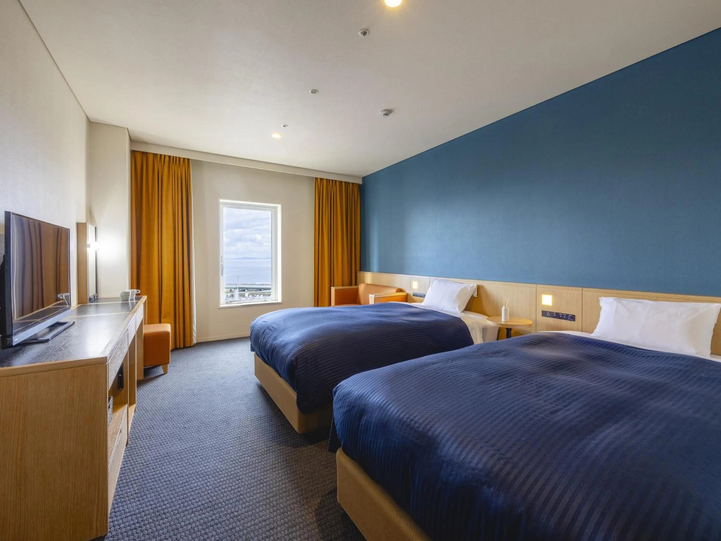 Photo of the whole room, Bed in Kansai Airport Washington Hotel