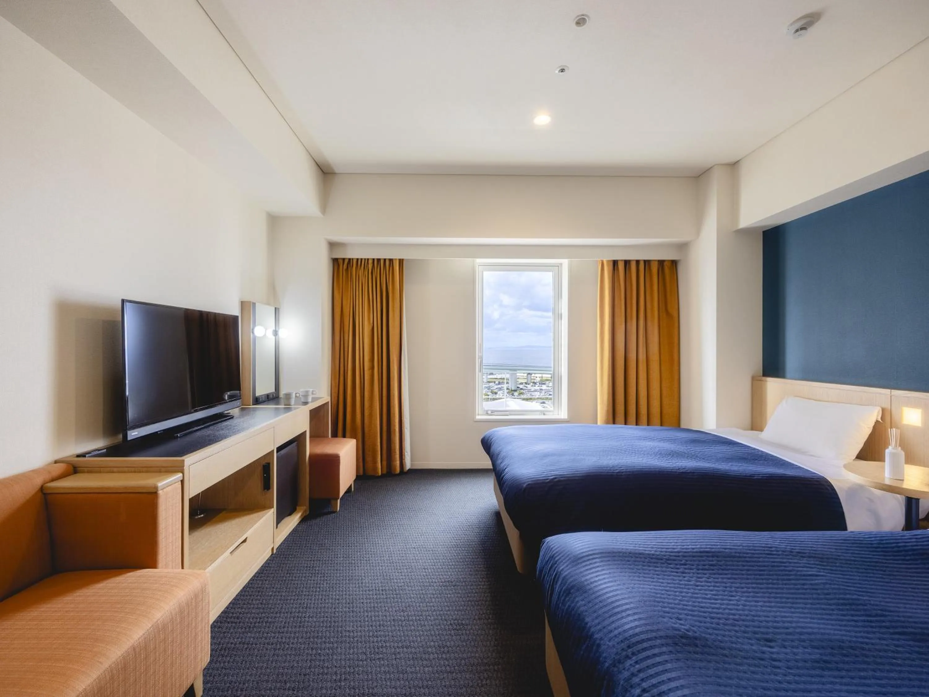 Photo of the whole room, Bed in Kansai Airport Washington Hotel