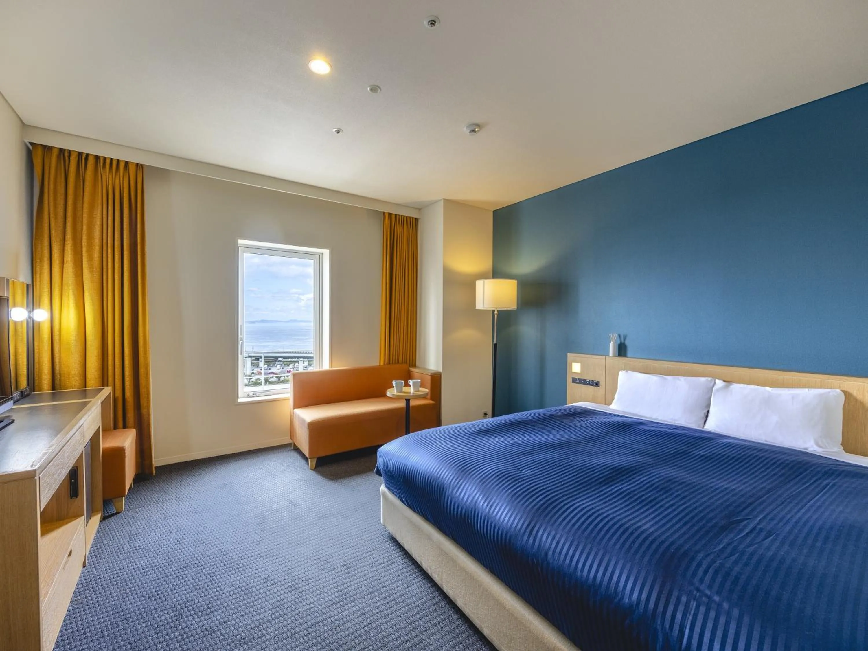 Photo of the whole room, Bed in Kansai Airport Washington Hotel