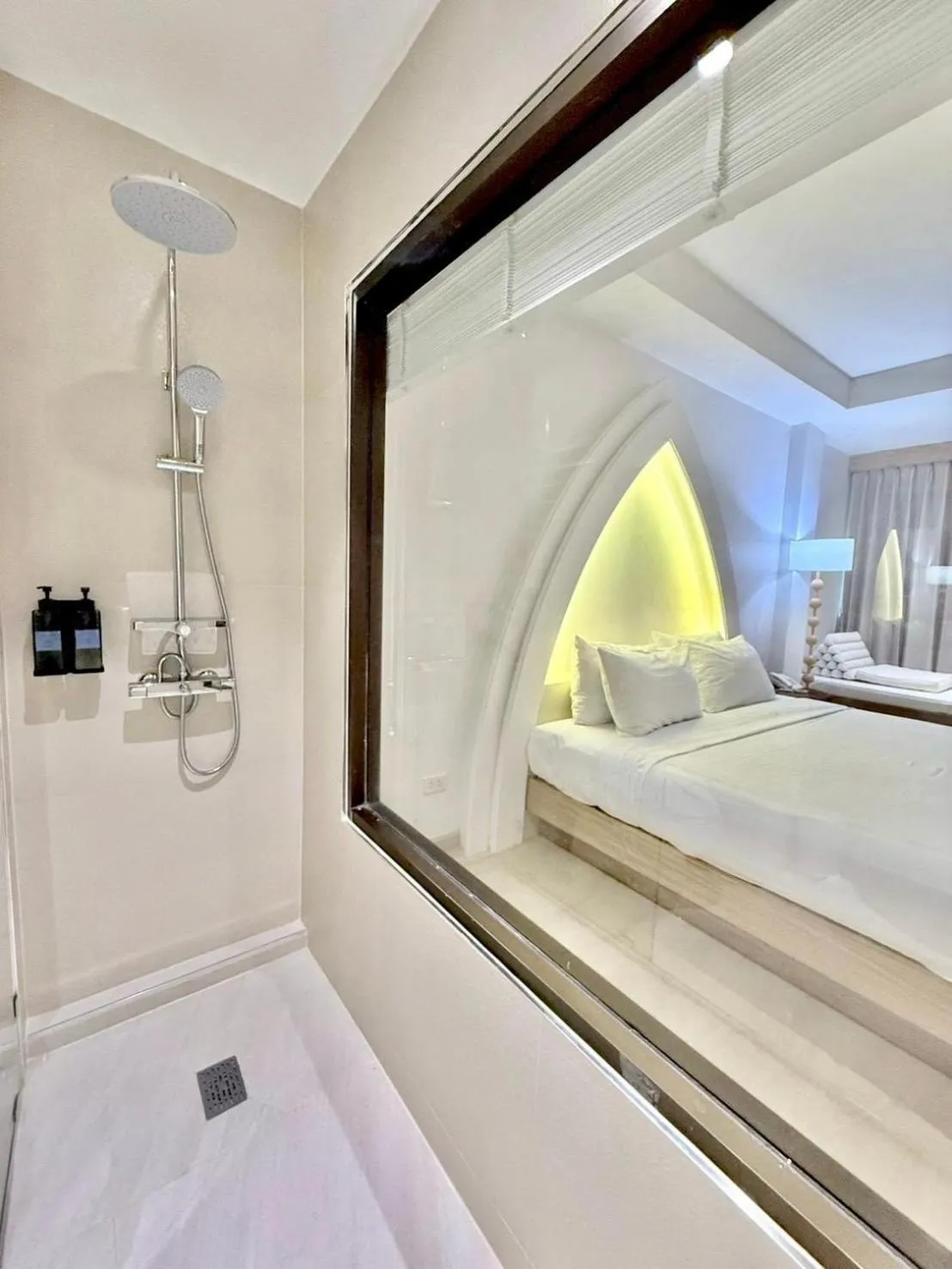 Bathroom, Bed in Phanomrungpuri Hotel Buriram