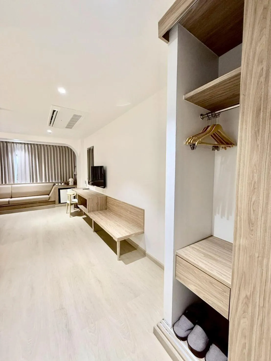 wardrobe, Bed in Phanomrungpuri Hotel Buriram