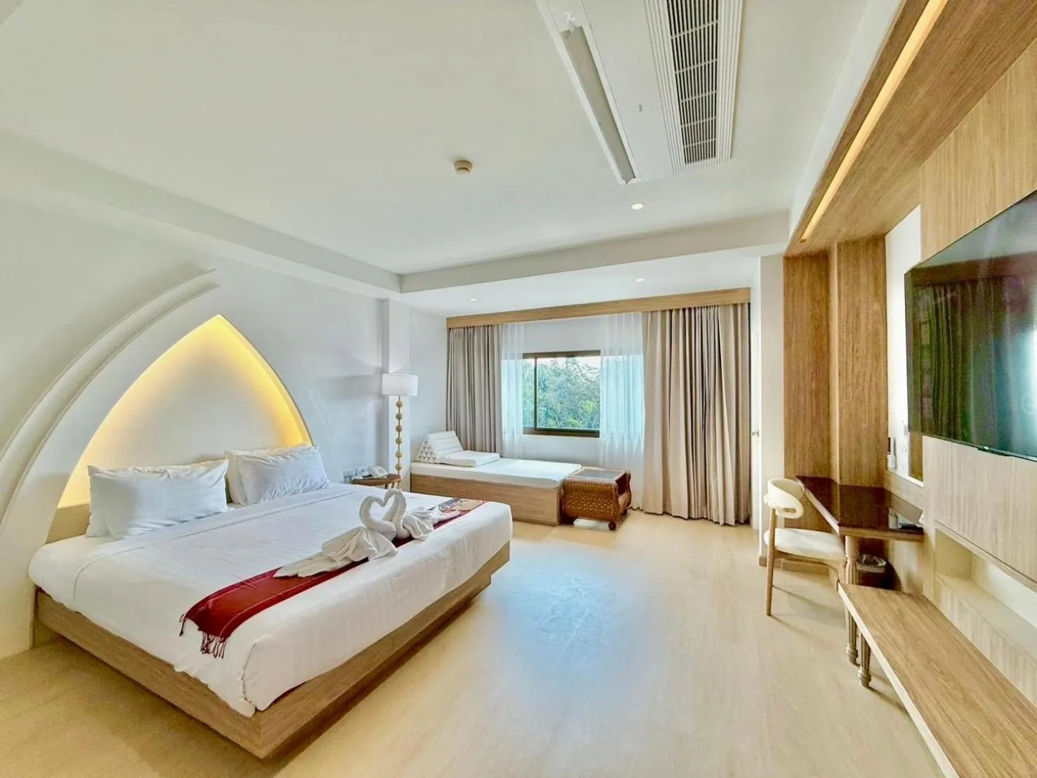 Seating area, Bed in Phanomrungpuri Hotel Buriram