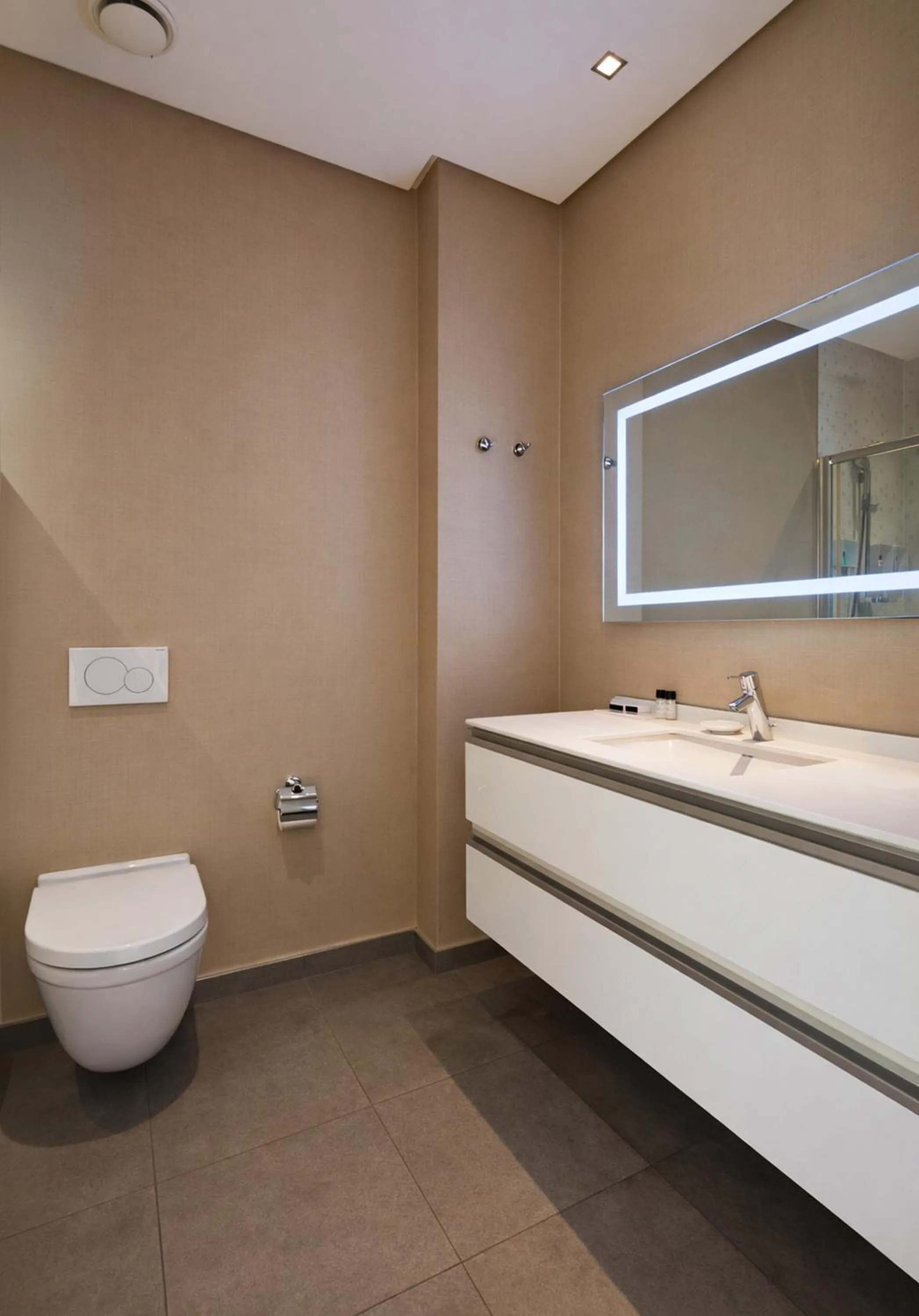 Toilet in Fraser Place Anthill Istanbul