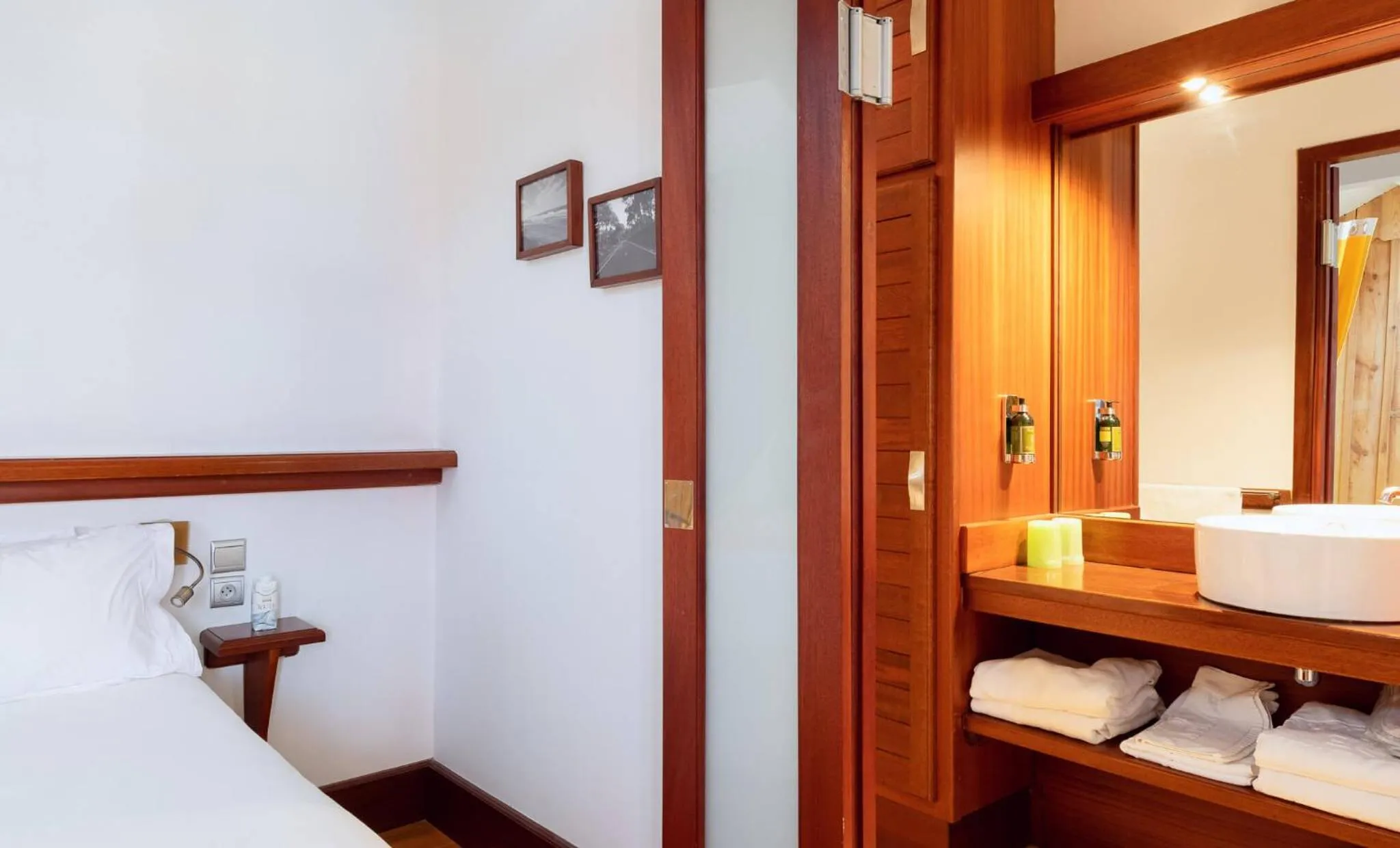 Bathroom, Bed in Hotel de La Plage