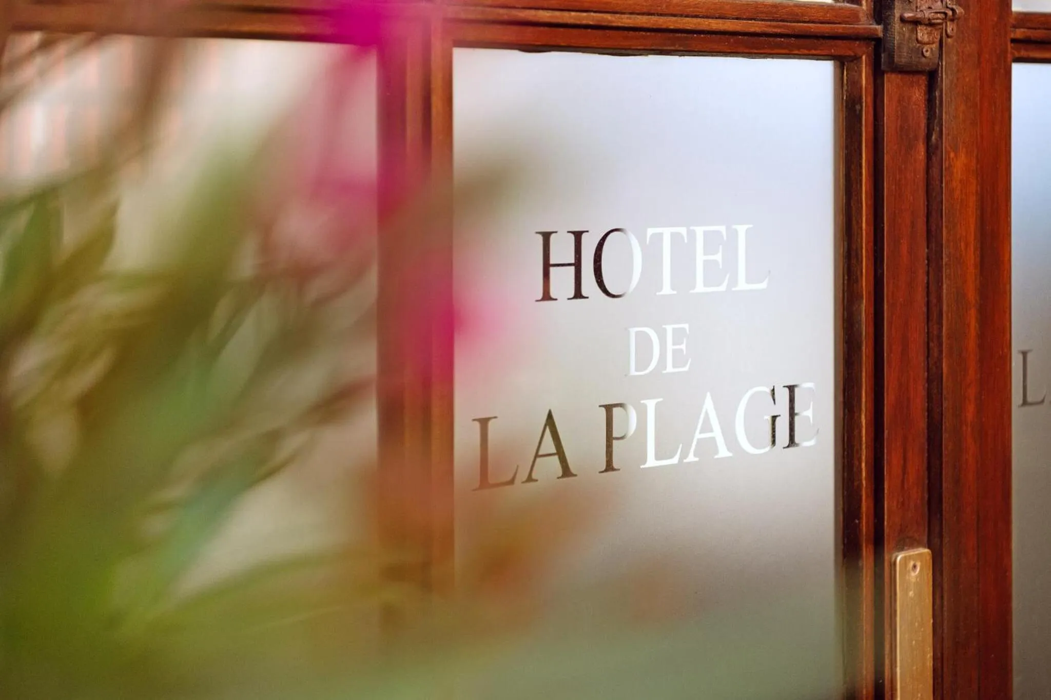 Logo/Certificate/Sign in Hotel de La Plage