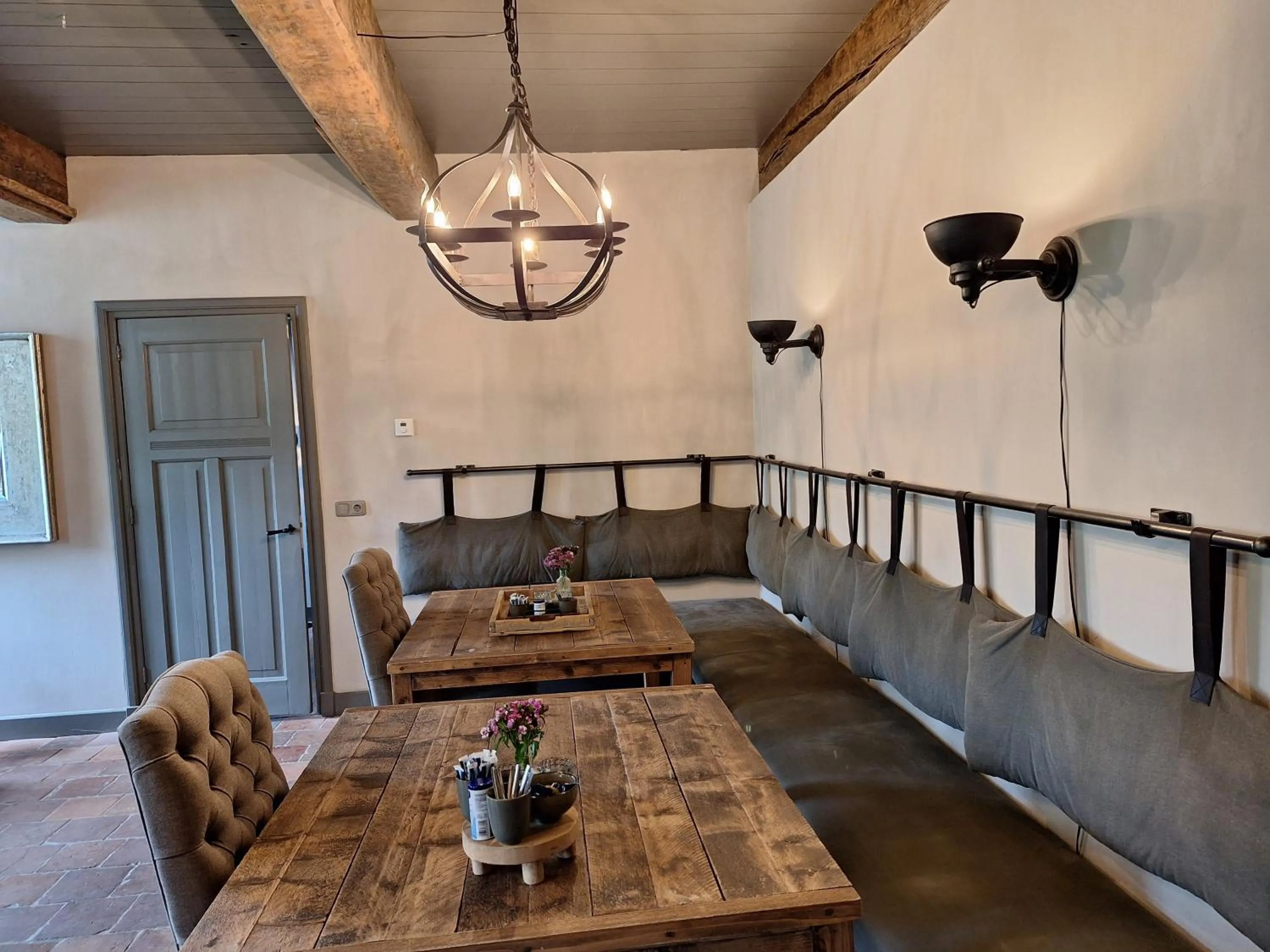 Communal lounge/ TV room in B&B De Meidoornhof