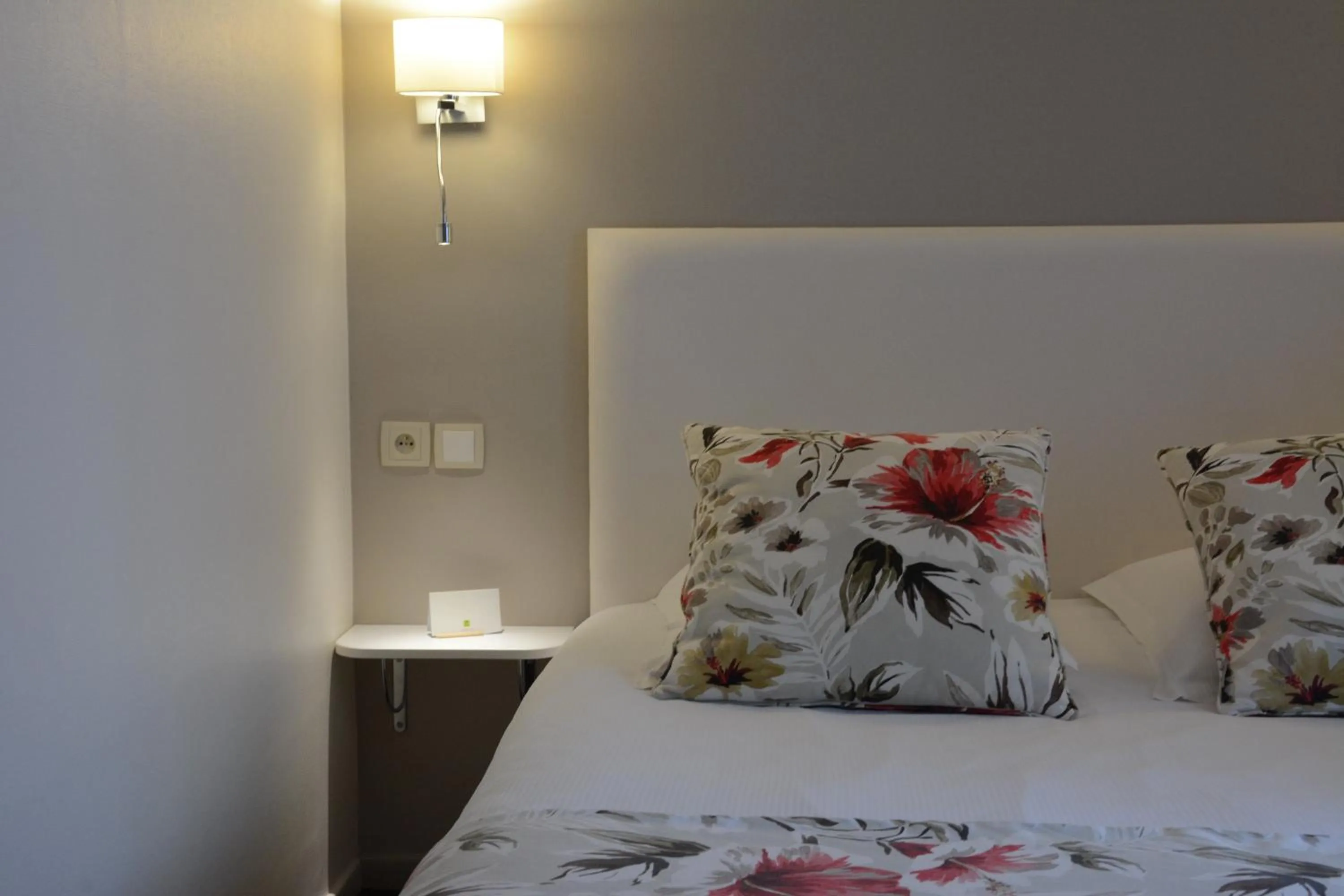 Decorative detail, Bed in Logis Hôtel du Centre - Halte idéale en cyclotourisme avec garage à vélos clos