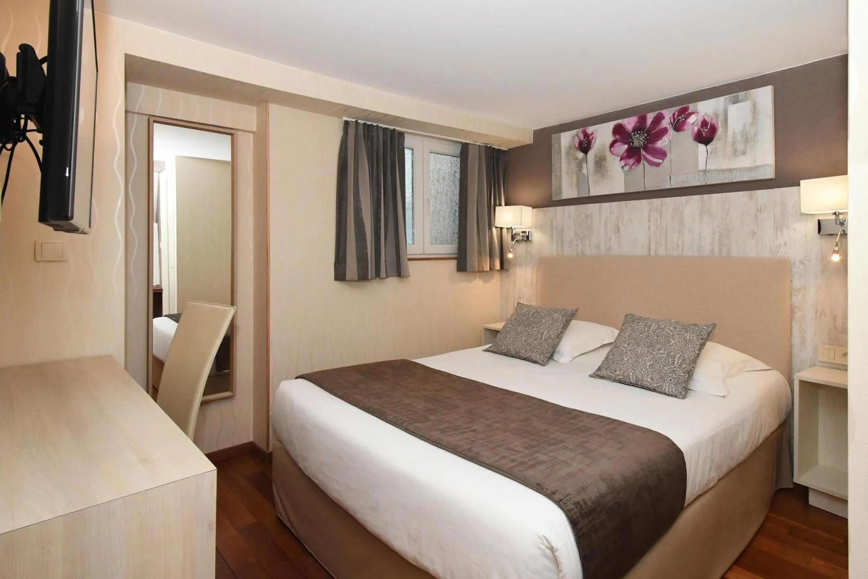 Photo of the whole room, Bed in Logis Hôtel du Centre - Halte idéale en cyclotourisme avec garage à vélos clos