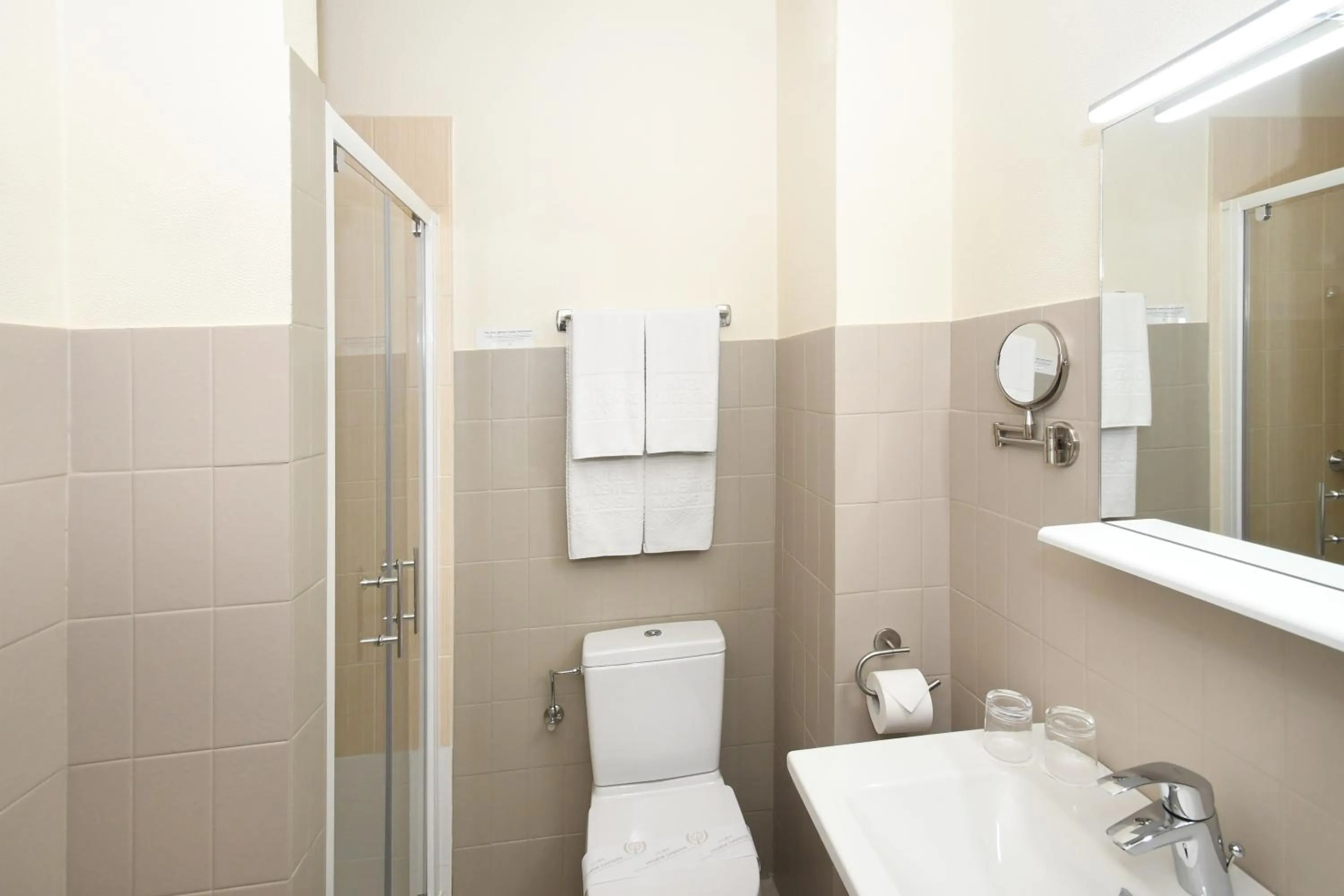 Bathroom in Logis Hôtel du Centre - Halte idéale en cyclotourisme avec garage à vélos clos