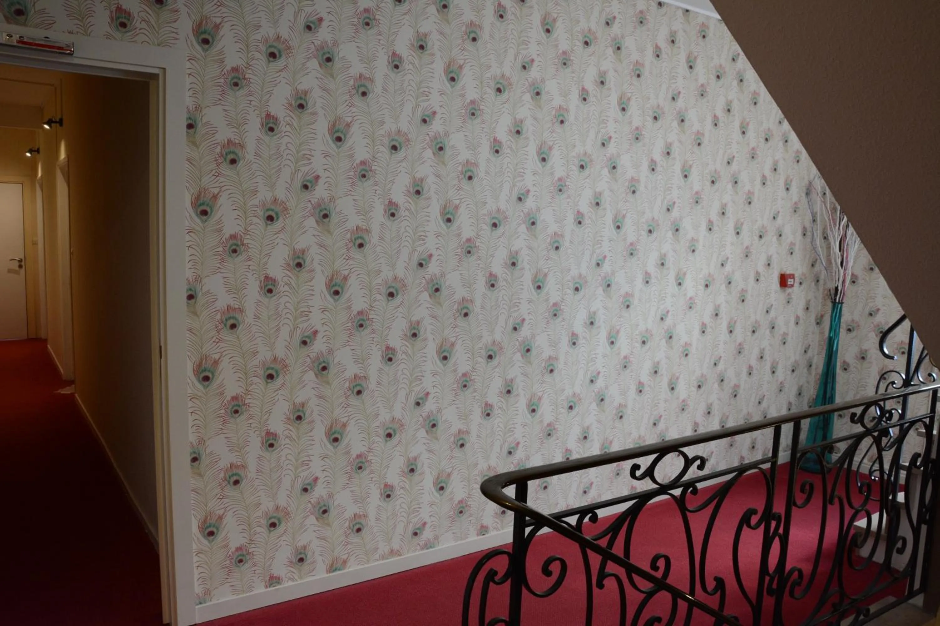 Decorative detail in Logis Hôtel du Centre - Halte idéale en cyclotourisme avec garage à vélos clos