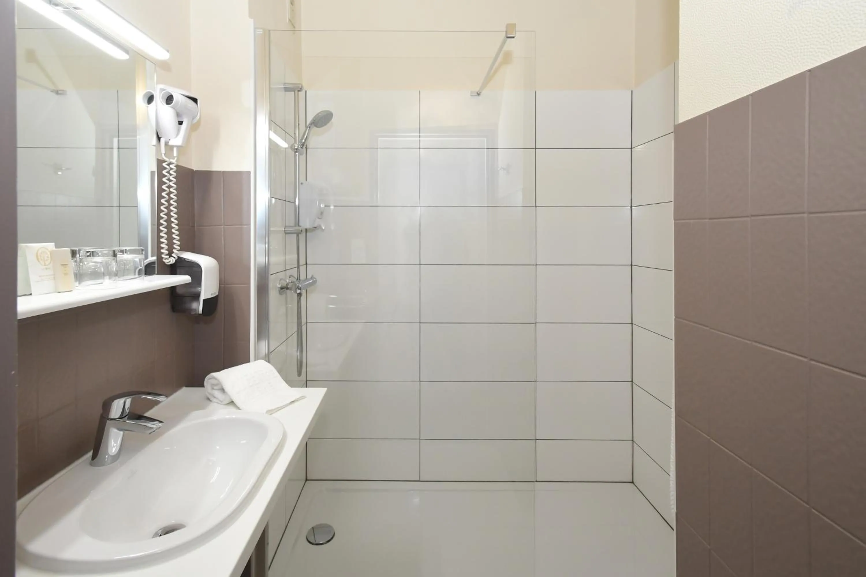 Bathroom in Logis Hôtel du Centre - Halte idéale en cyclotourisme avec garage à vélos clos