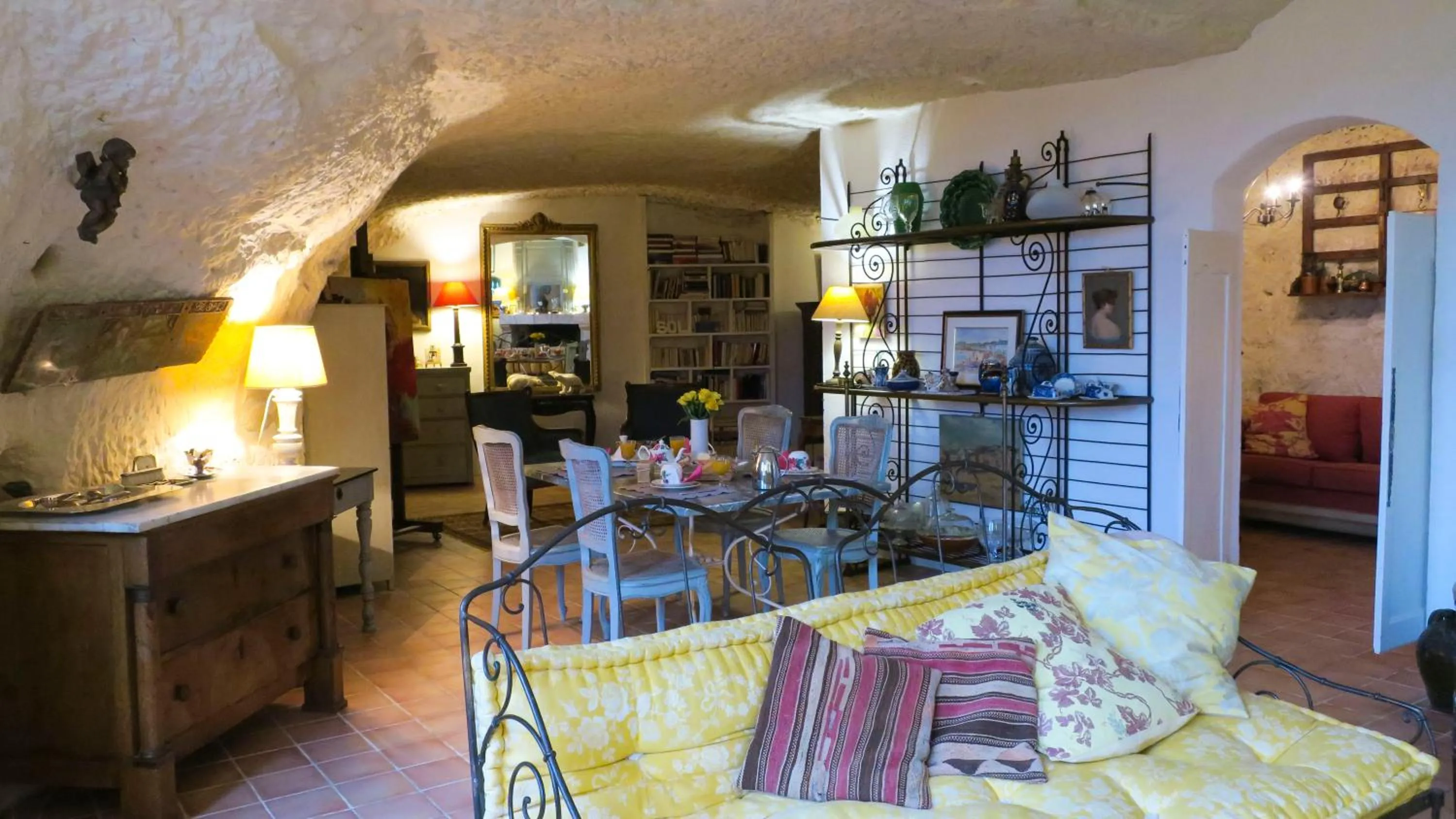 Dining area in La cave de l'éperon