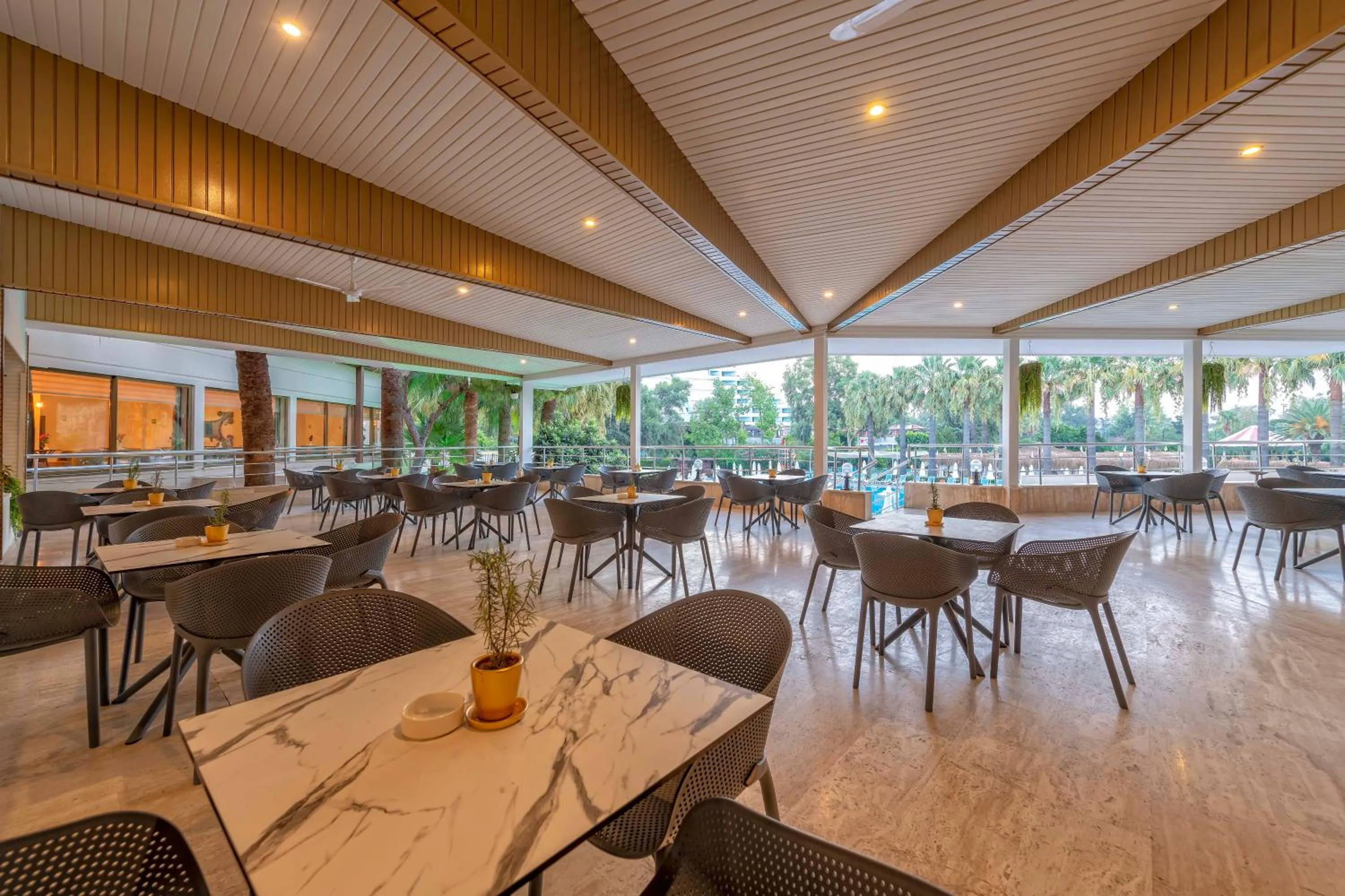 Patio, Restaurant/Places to Eat in Armas Hotel Saray Regency