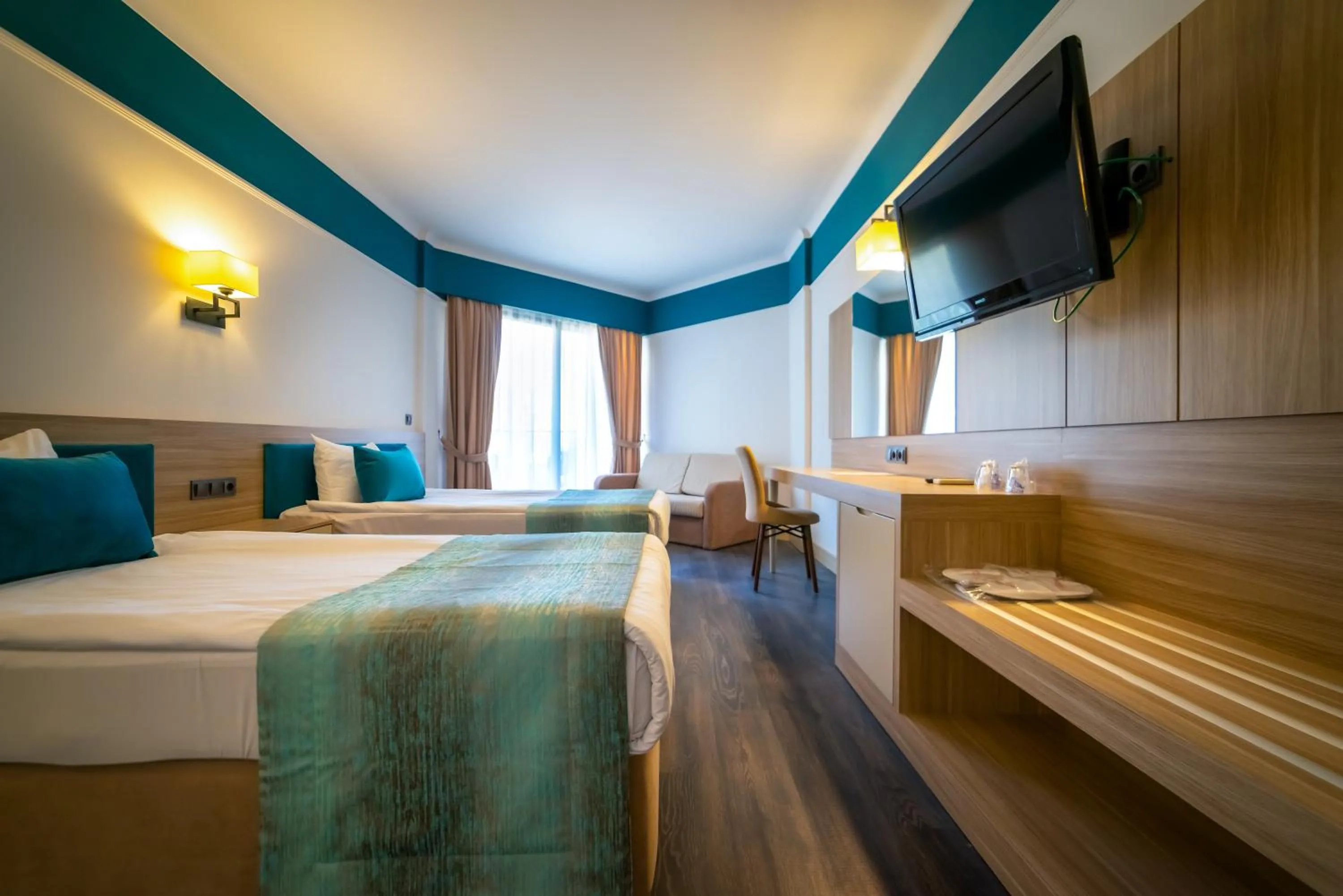 Bed, TV/Entertainment Center in Armas Hotel Saray Regency