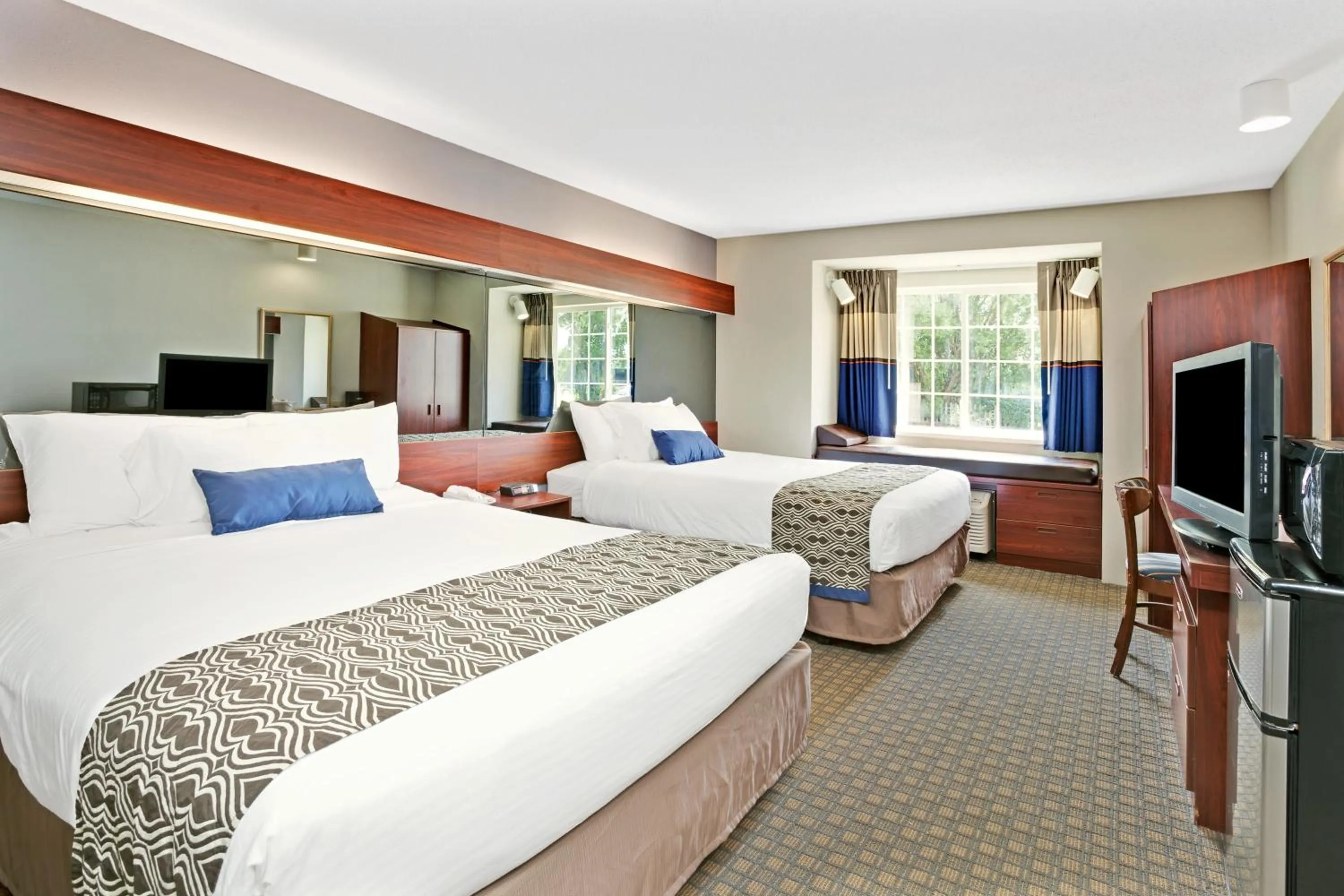 Photo of the whole room, Bed in Microtel Inn & Suites by Wyndham Detroit Roseville