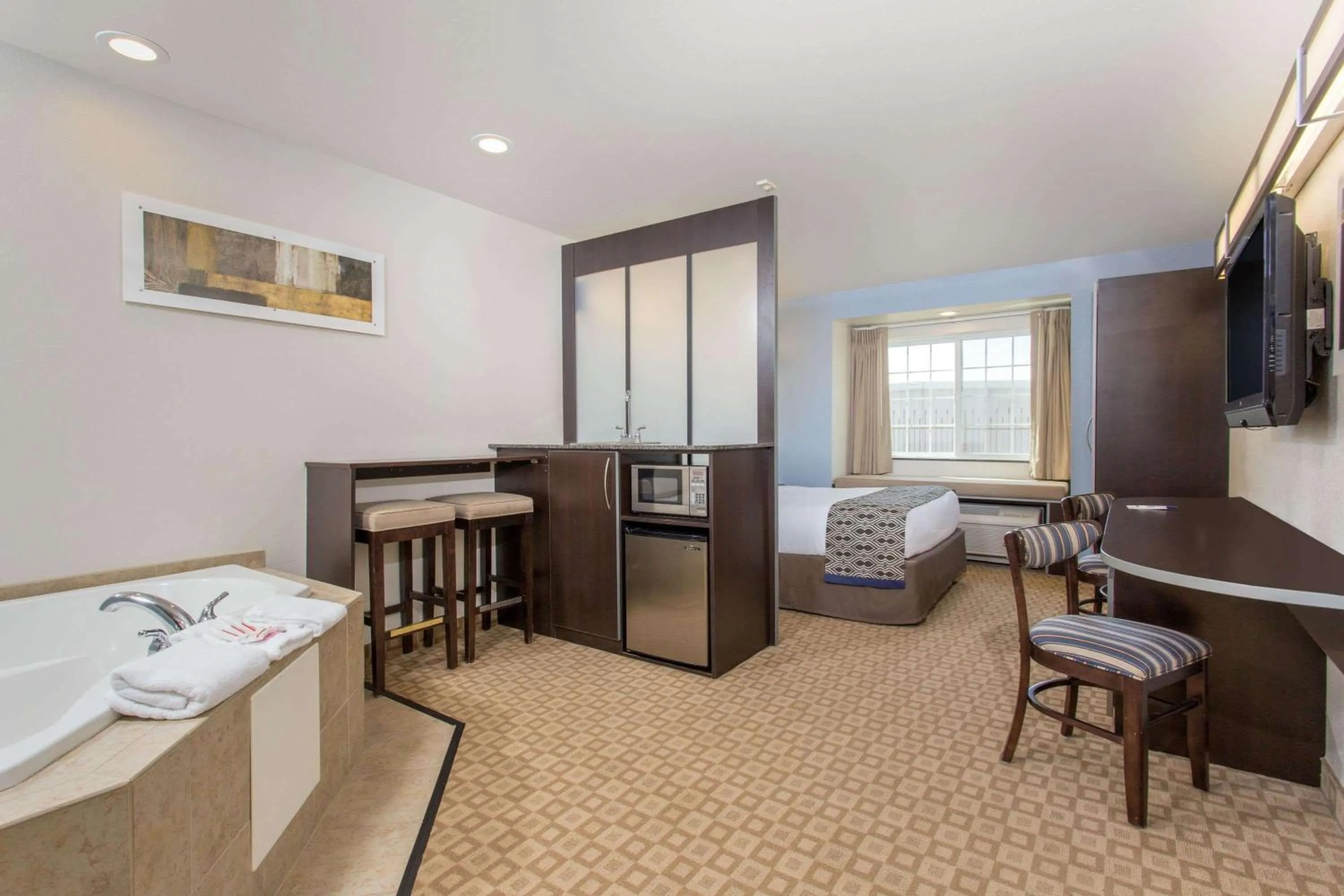 Photo of the whole room, Bed in Microtel Inn & Suites by Wyndham Klamath Falls