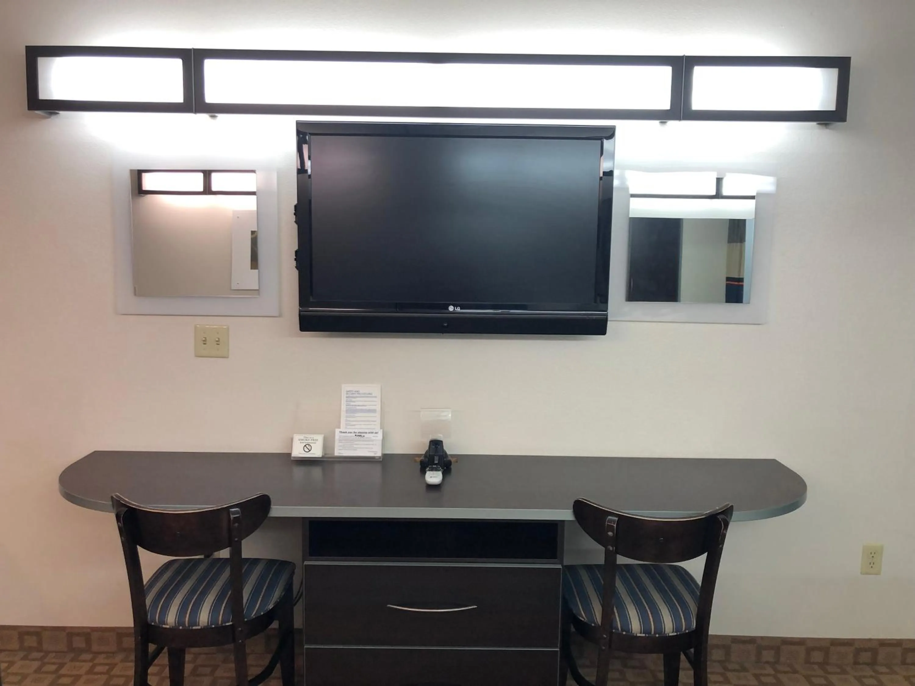 TV and multimedia in Microtel Inn & Suites by Wyndham Klamath Falls