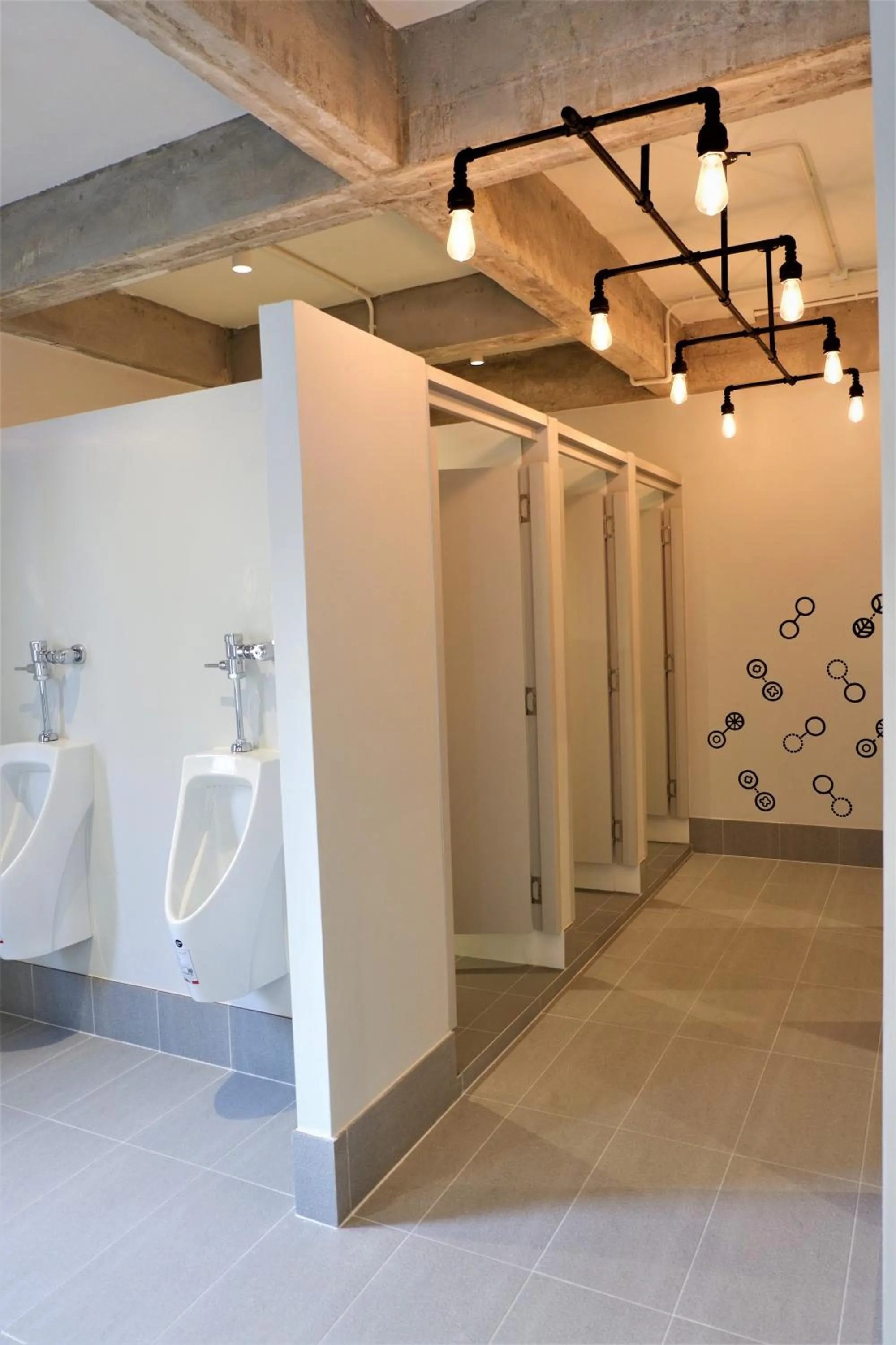 Toilet in Bedspread Hostel