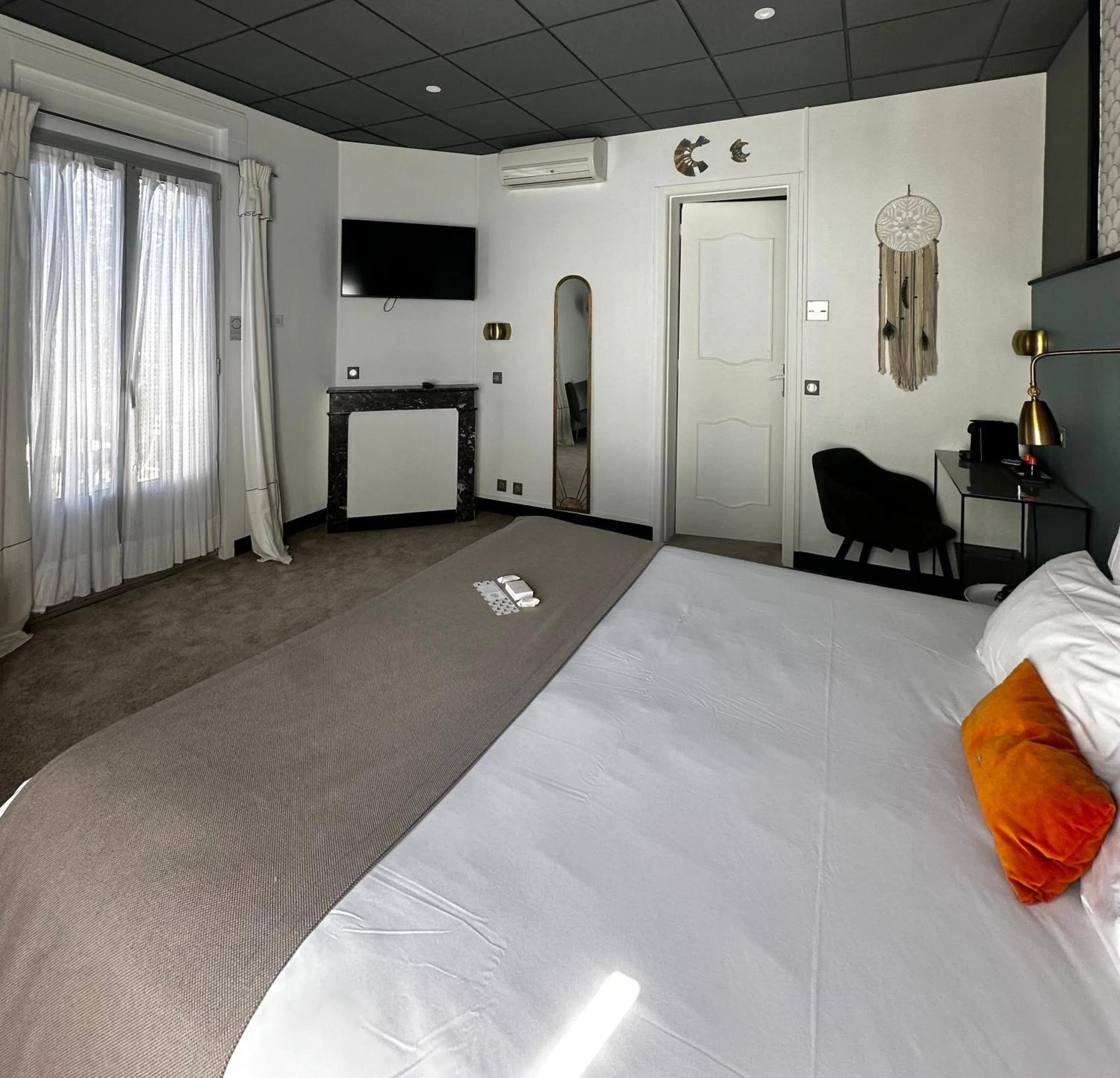 Photo of the whole room, Bed in Grand Hôtel Richelieu