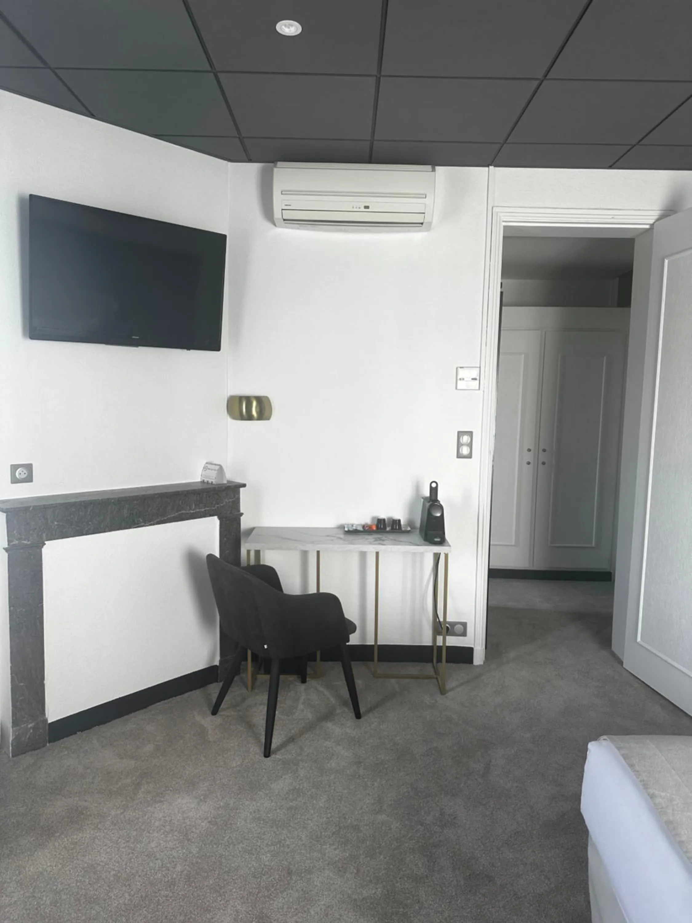 TV and multimedia in Grand Hôtel Richelieu