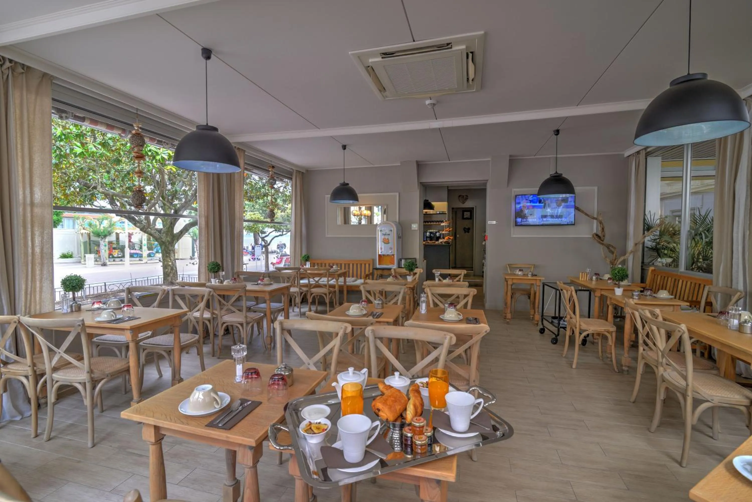 Lounge or bar in Grand Hôtel Richelieu