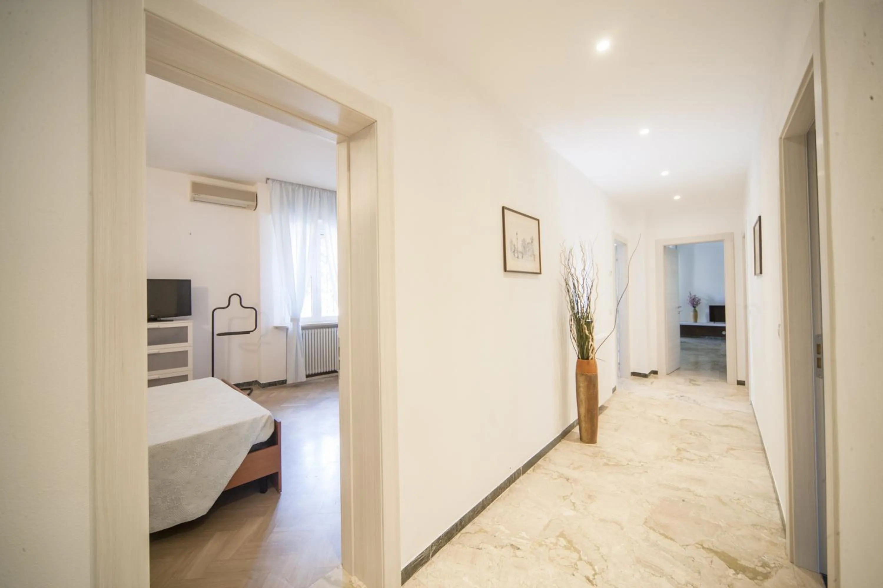 Photo of the whole room, Bed in Hotel Colombo