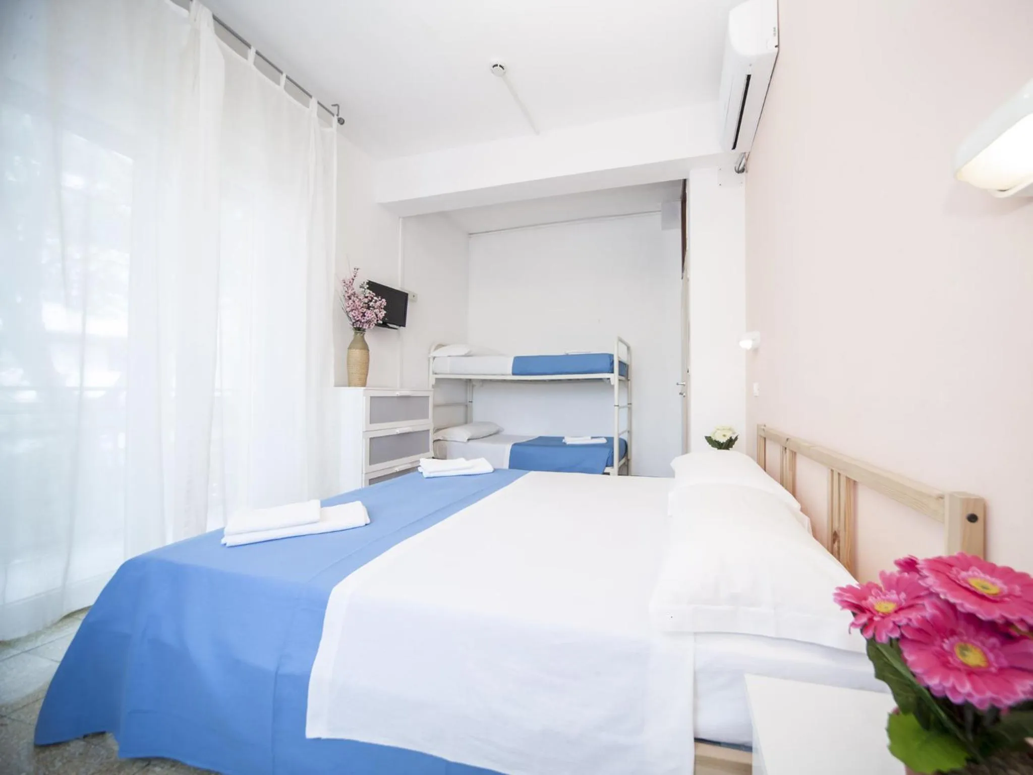 Photo of the whole room, Bed in Hotel Colombo