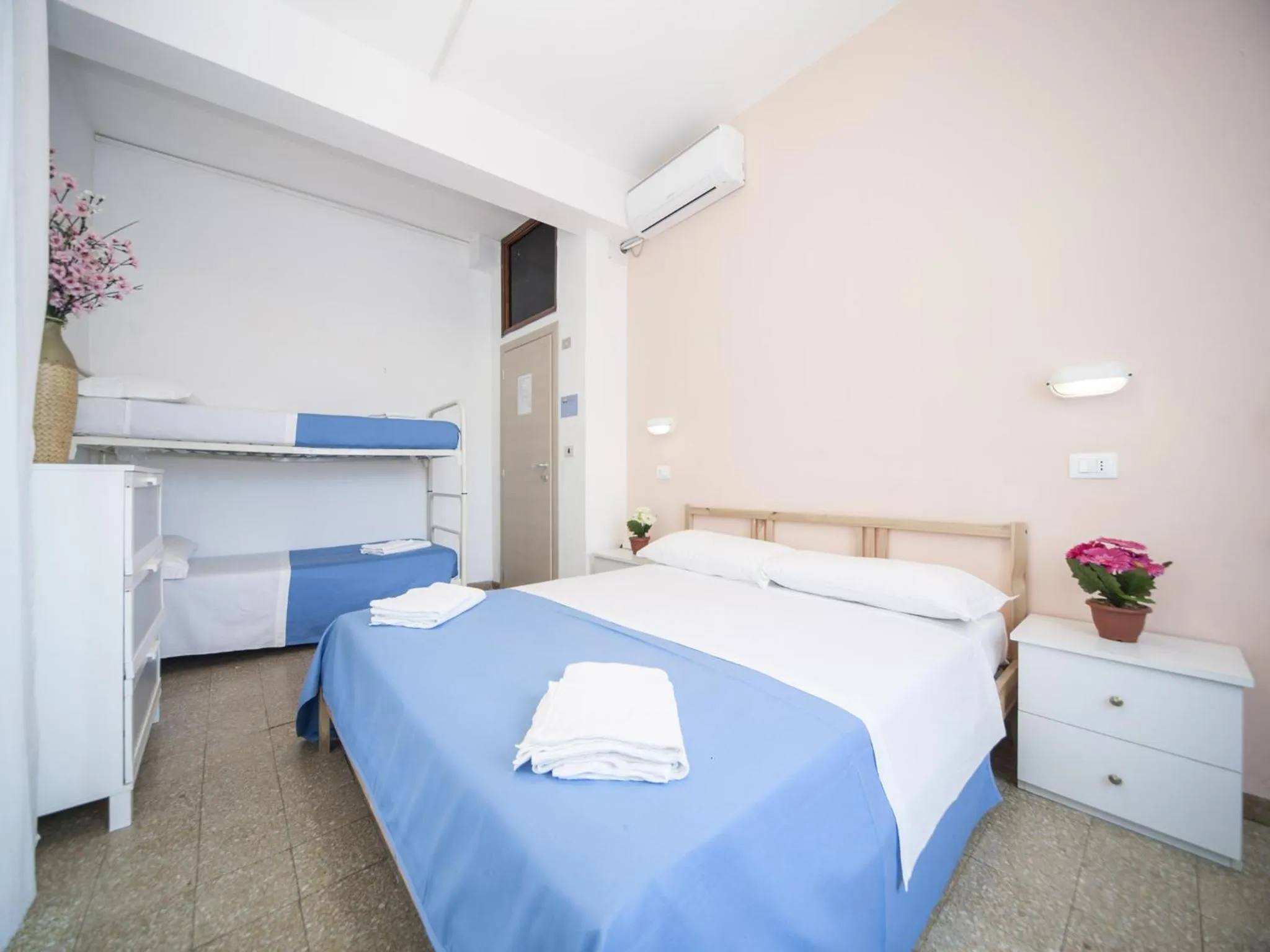 Photo of the whole room, Bed in Hotel Colombo