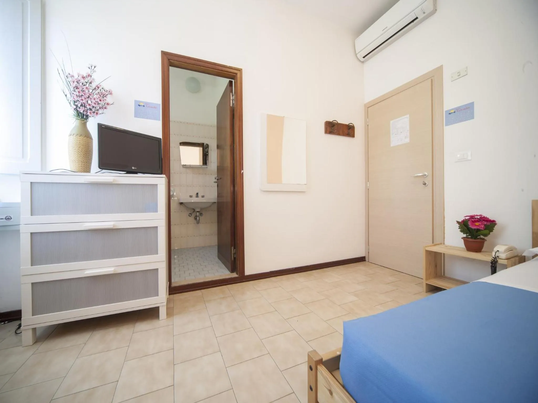 Bathroom, Bed in Hotel Colombo