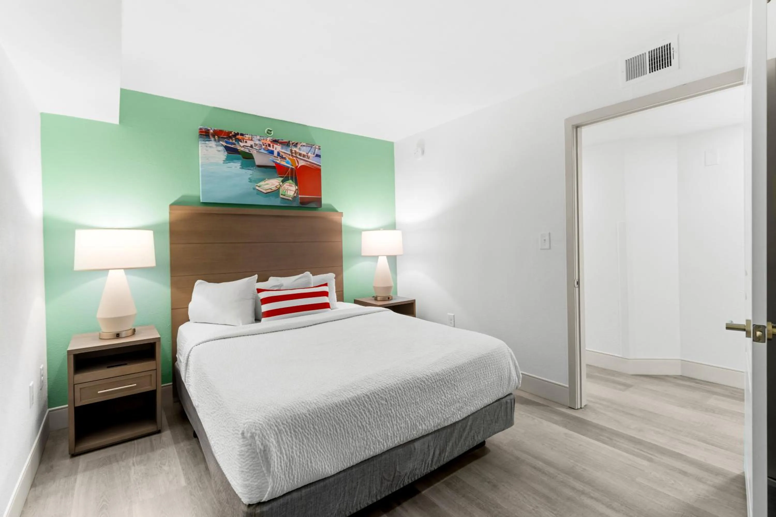 Bedroom, Bed in Compass Cove