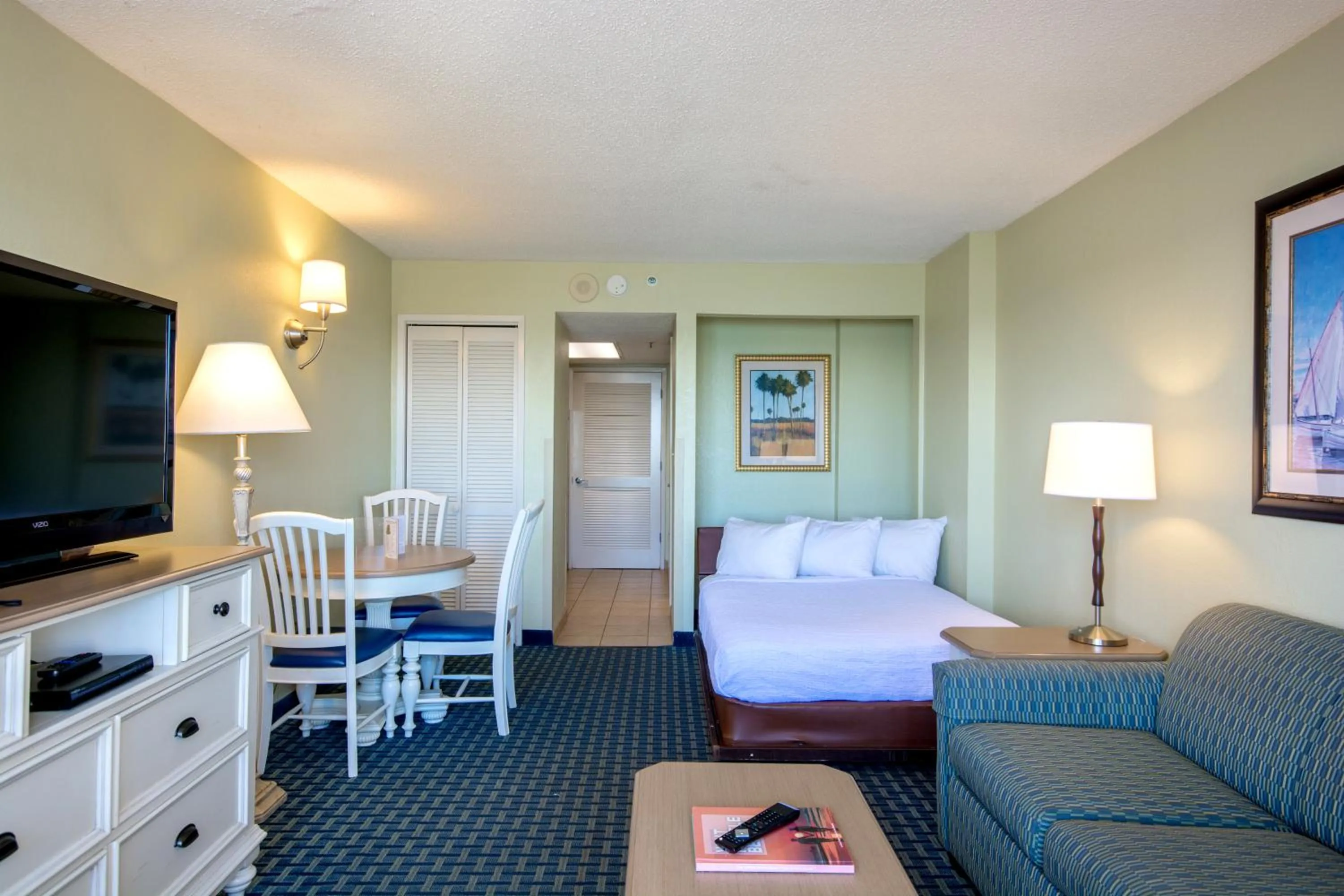 Living room, Bed in Compass Cove