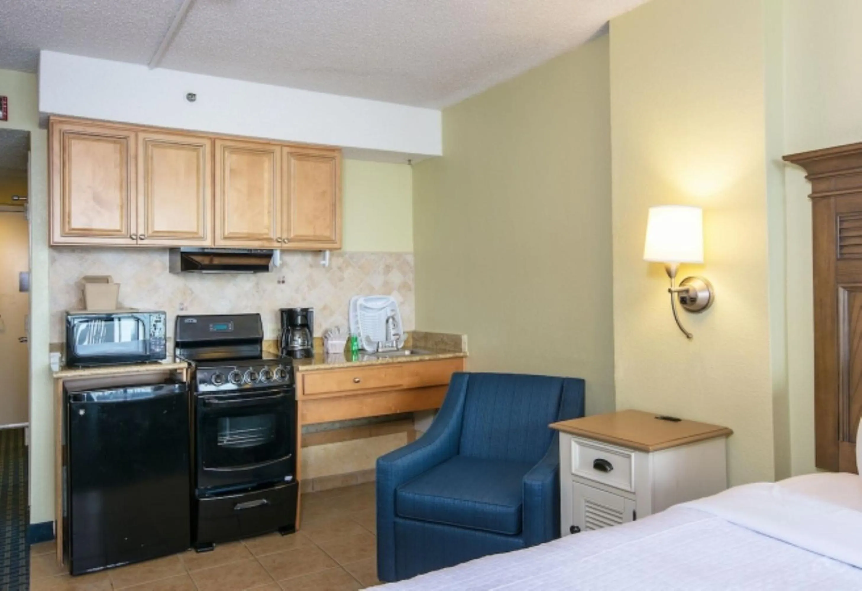 Kitchen or kitchenette, Bed in Compass Cove